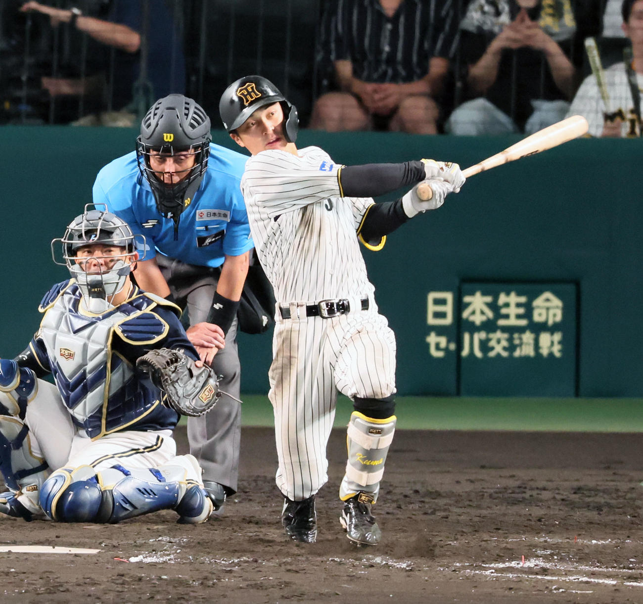 阪神対オリックス　8回裏阪神2死一、二塁、左前適時打を放つ熊谷（撮影・加藤哉）