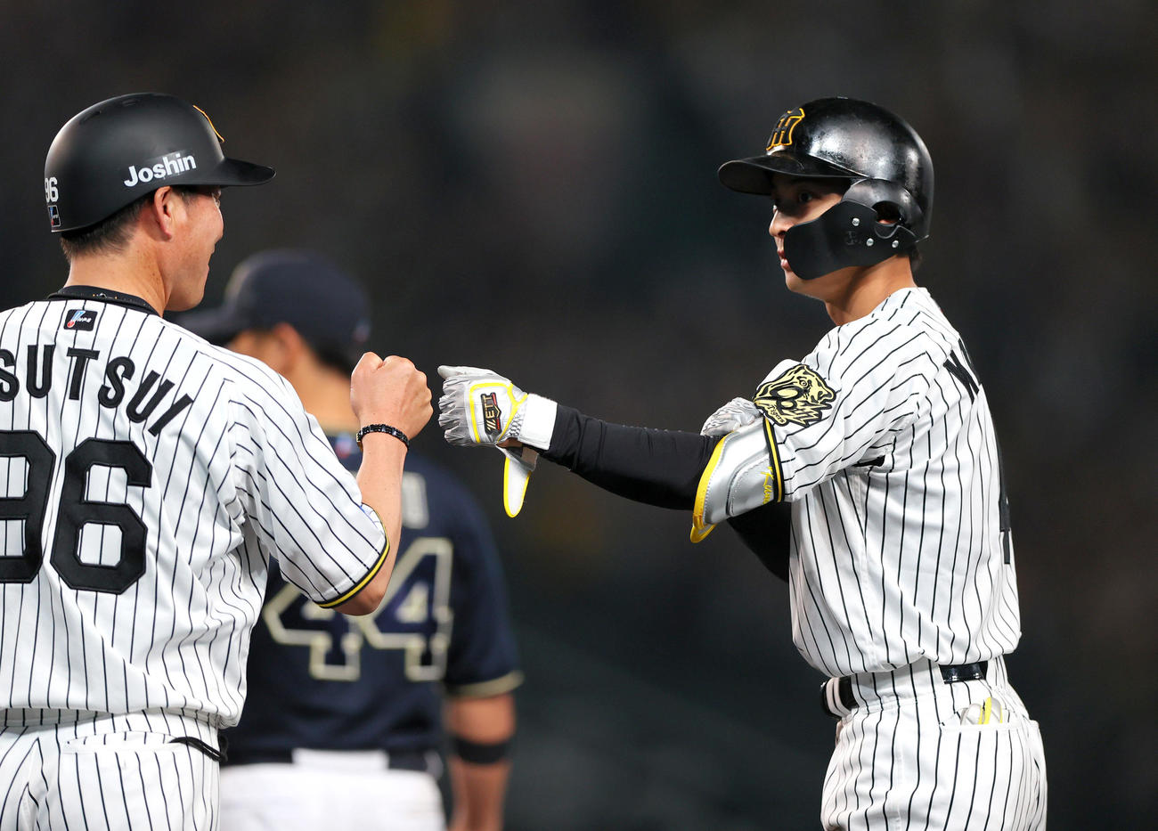 阪神対オリックス　8回裏阪神2死一、二塁、熊谷は左前適時打を放つ（撮影・上山淳一）