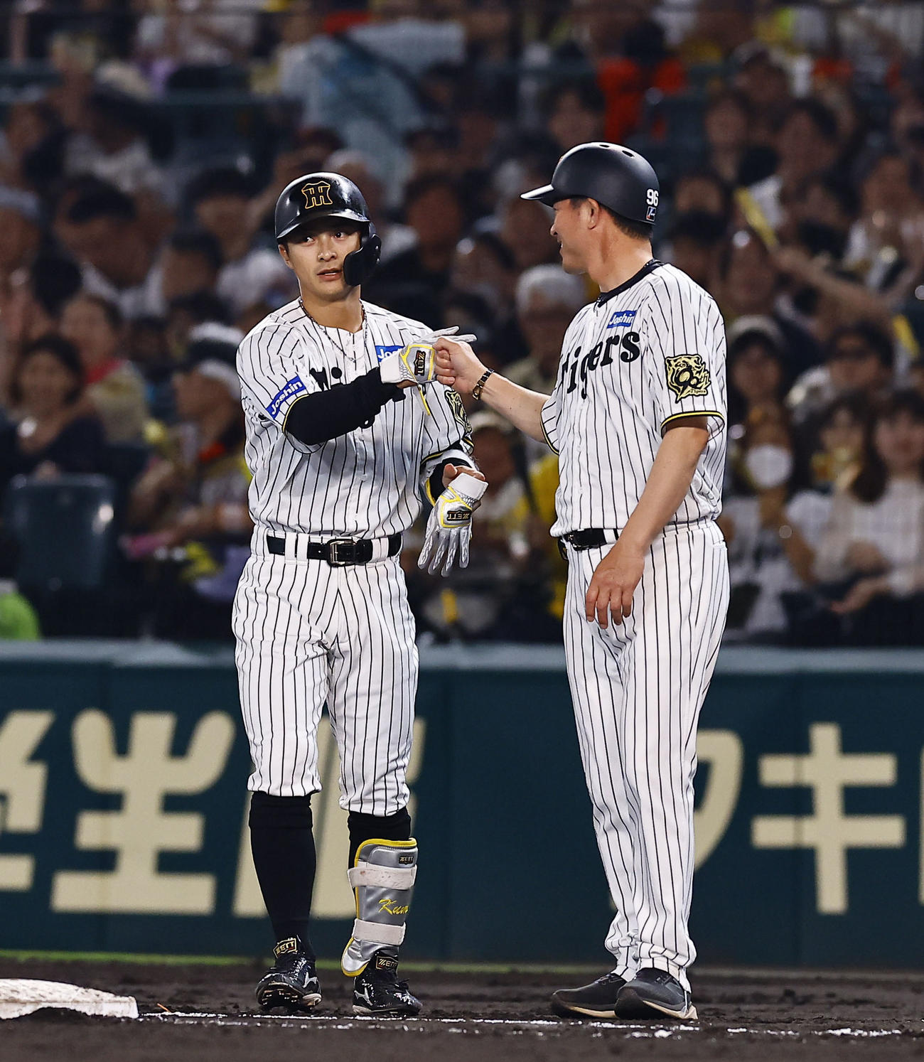 阪神対オリックス　7回裏阪神1死、一塁内野安打を放った熊谷（撮影・藤尾明華）