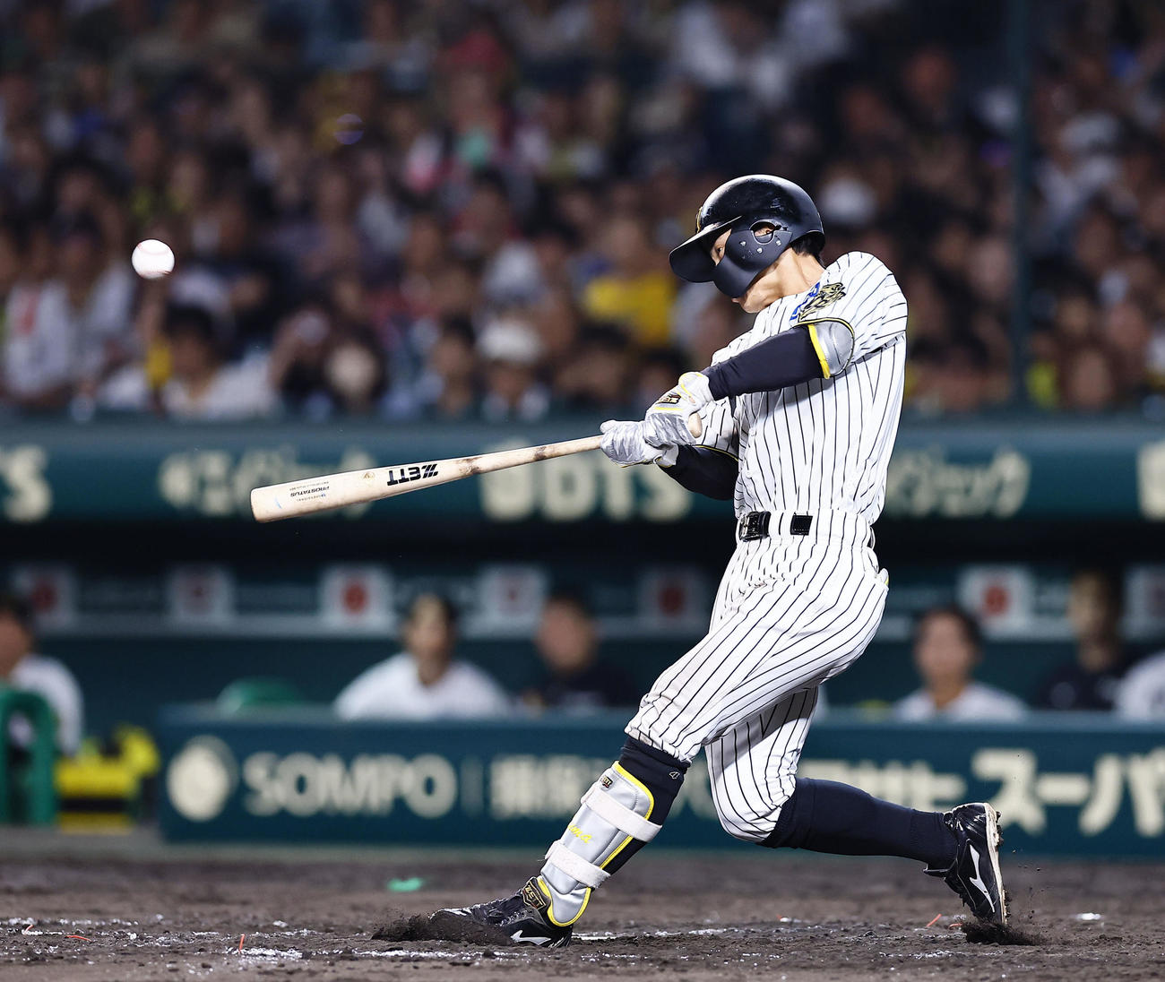 阪神対オリックス　8回裏阪神2死一、二塁、熊谷は左前適時打を放つ（撮影・藤尾明華）