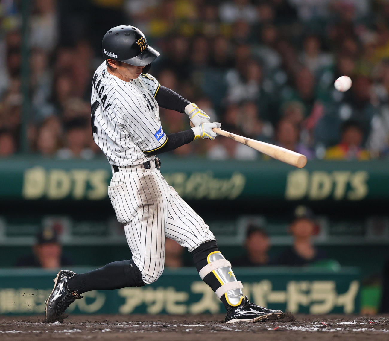 阪神対オリックス　8回裏阪神2死一、二塁、熊谷は左前適時打を放つ（撮影・上山淳一）