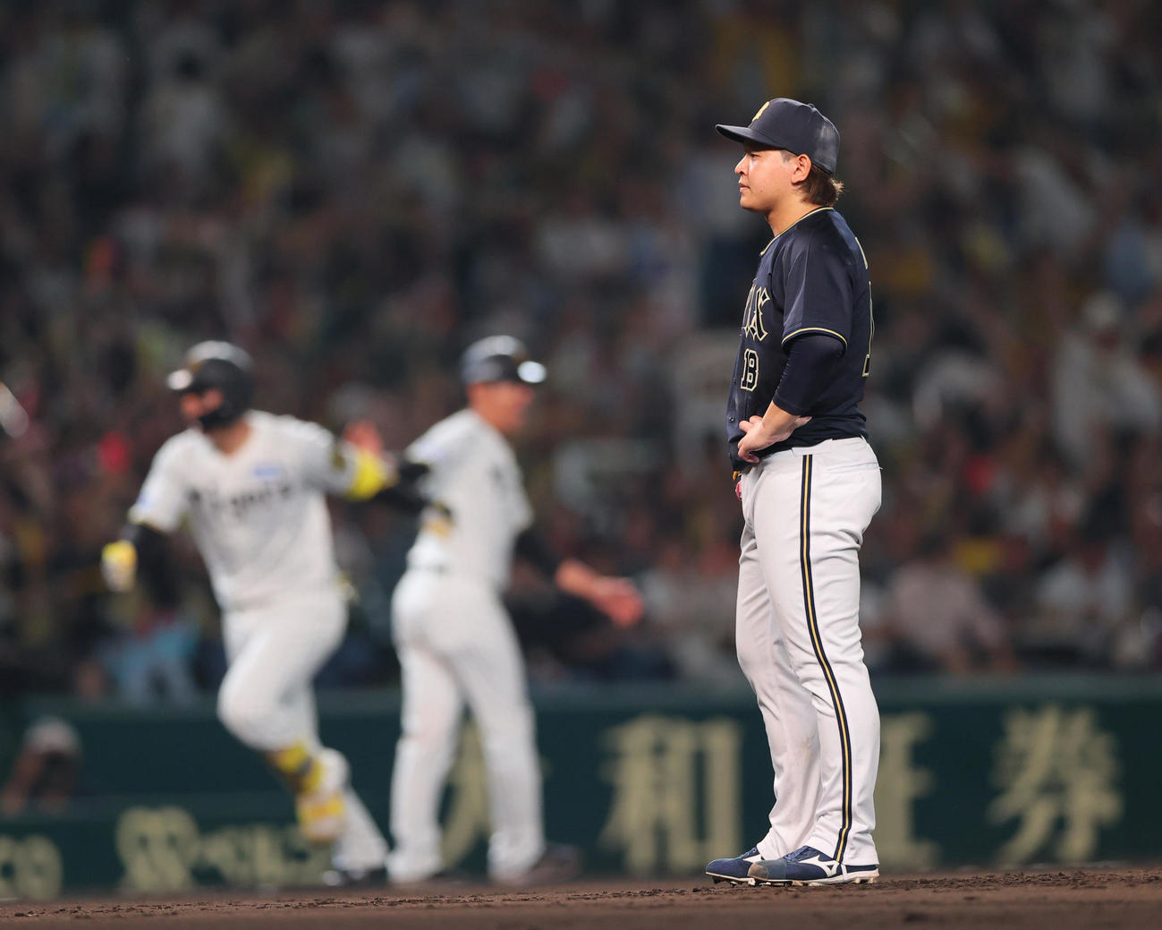阪神対オリックス　6回裏阪神1死一、二塁、宮城（手前）は森下に左越え3点本塁打を浴びる（撮影・上山淳一）