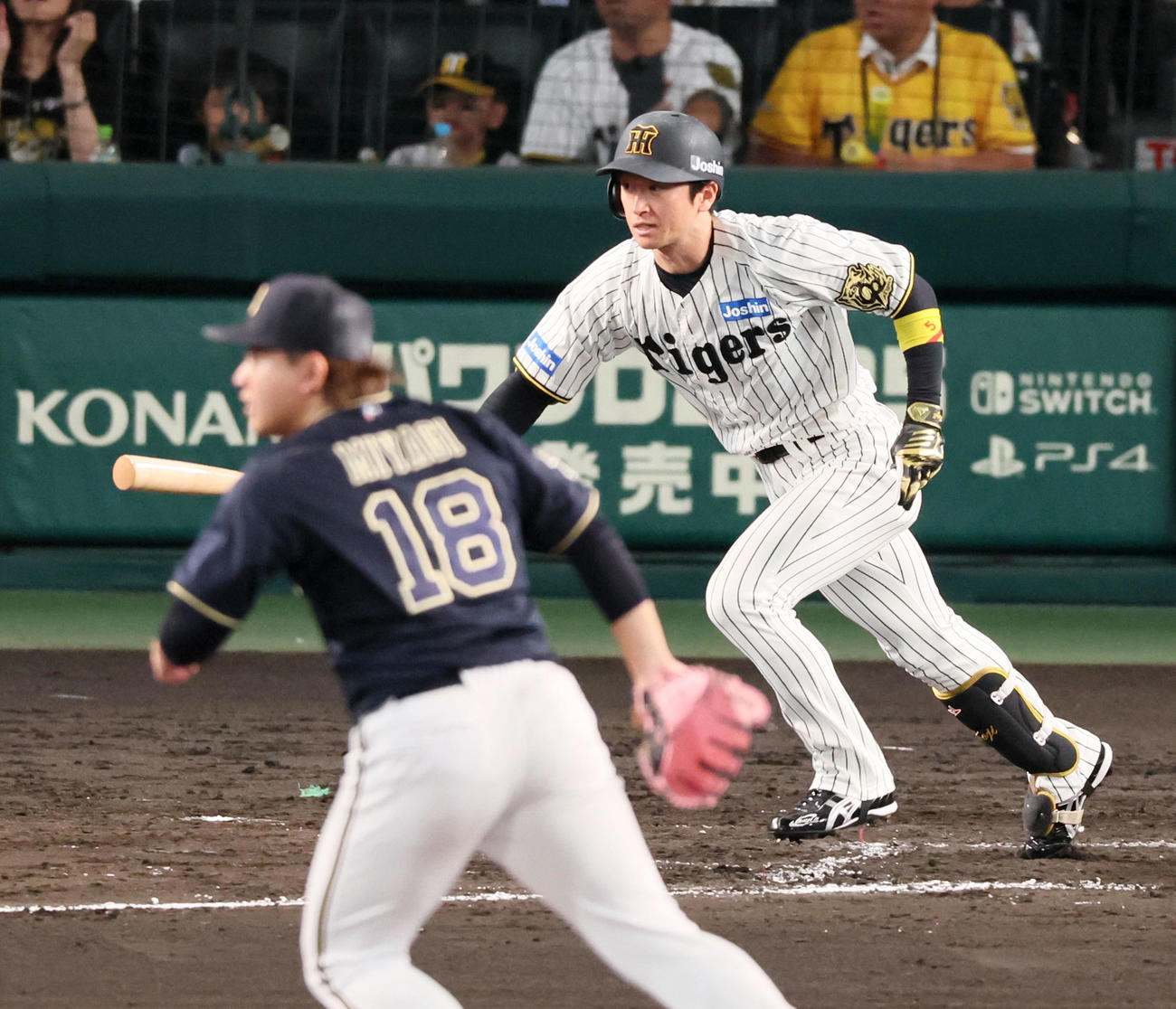 阪神対オリックス　7回裏阪神2死一、二塁、近本は右越え適時二塁打を放ち通算1000安打達成。投手宮城（撮影・加藤哉）