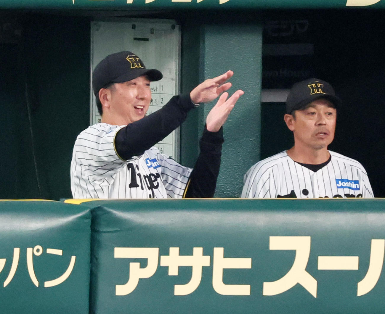 阪神対オリックス　5回裏、熊谷の左飛でジェスチャーを交えて話す藤川監督（撮影・加藤哉）