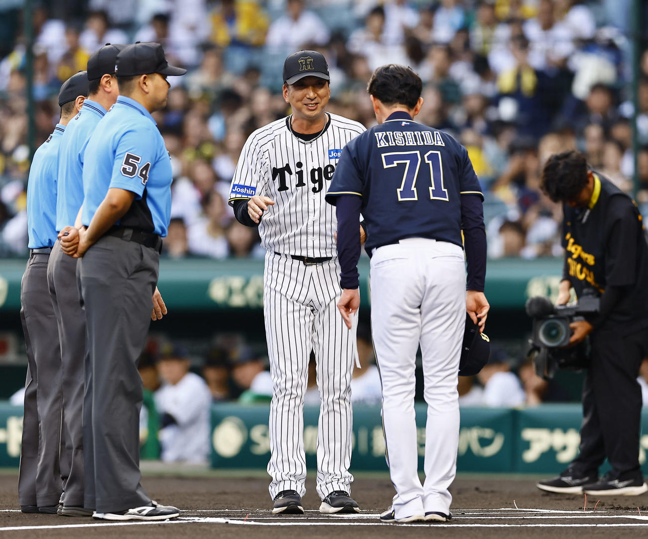 阪神対オリックス　オリックス岸田監督（手前）の謝罪を受ける阪神藤川監督（撮影・藤尾明華）