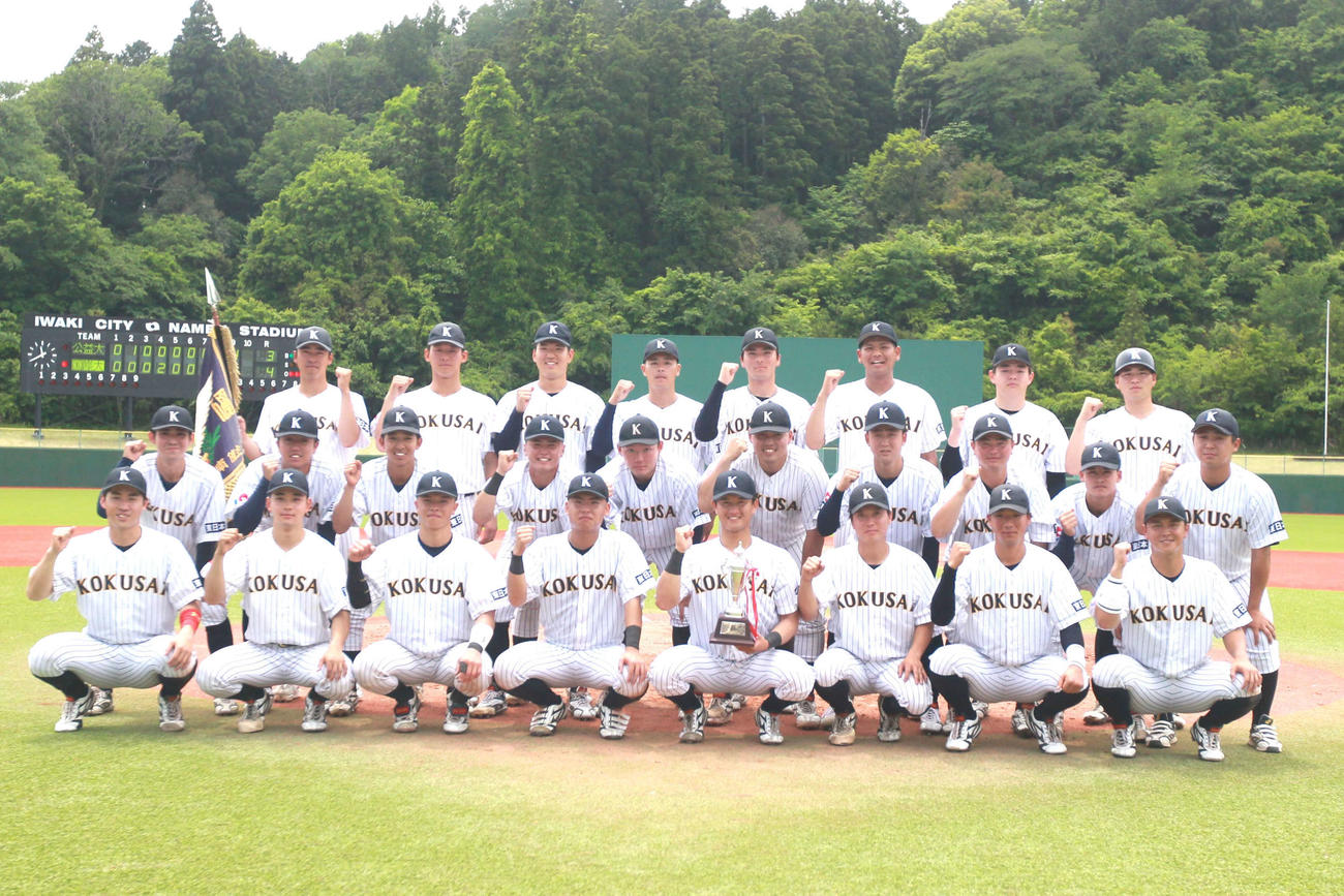 春季リーグ戦で優勝を飾り集合写真に納まる東日本国際大ナイン（撮影・高橋香奈）