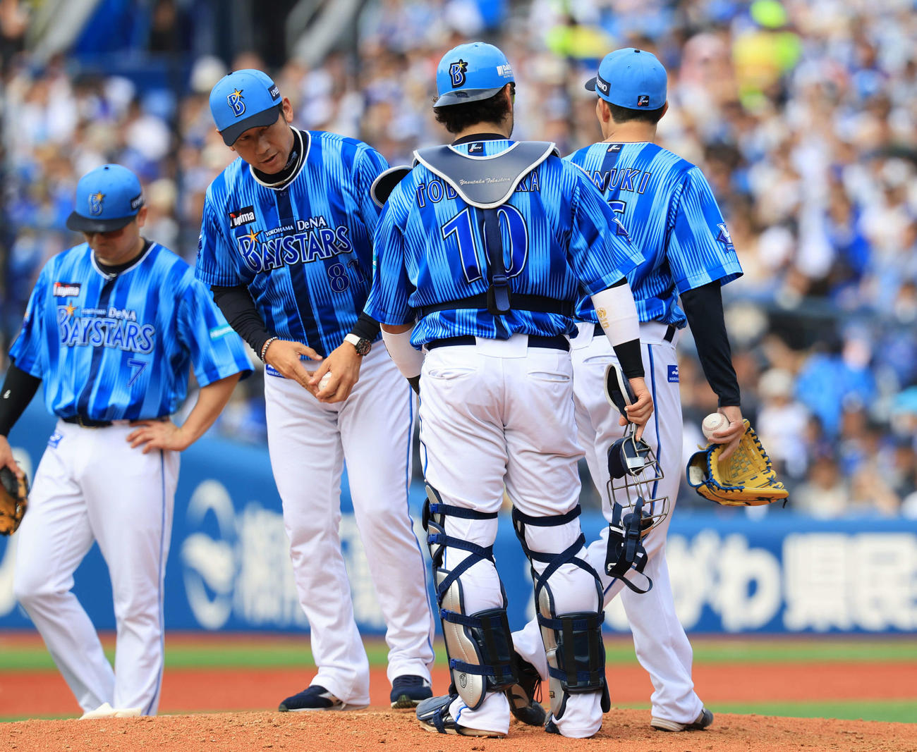 DeNA対日本ハム　4回表日本ハム2死一、二塁の場面で大貫（右）に降板を告げる三浦監督（左から2人目）（撮影・浅見桂子）