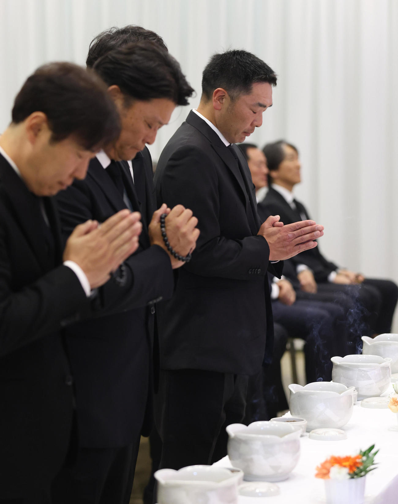 長嶋さんの通夜に参列した巨人の阿部監督（中央）ら（読売新聞社提供）