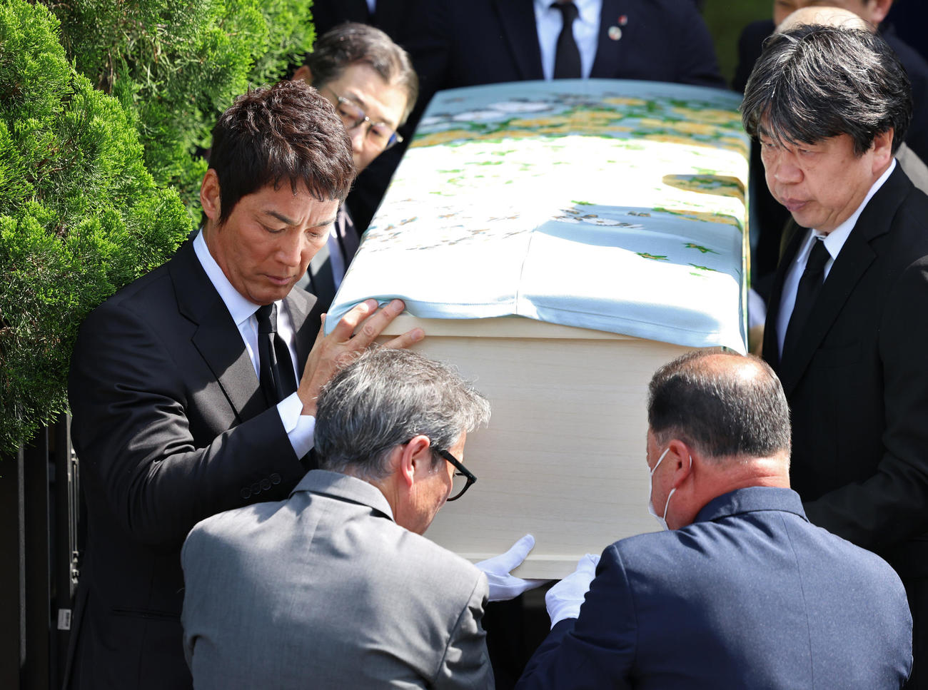 7日、自宅から運び出される、長嶋茂雄さんのご遺体を納めた棺を支える一茂氏（左）（読売新聞社提供）