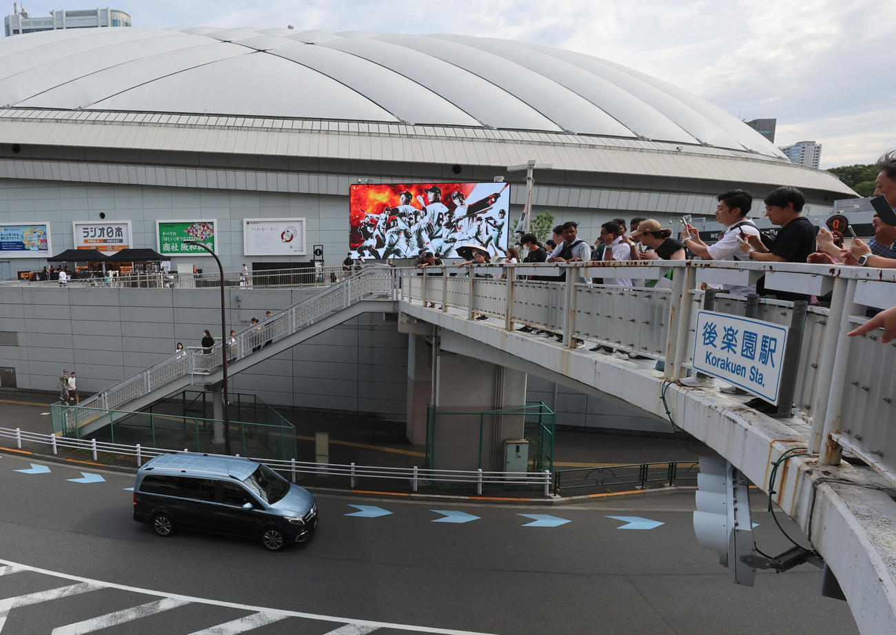 東京ドーム前を通過する長嶋茂雄さんを乗せた車両（読売新聞社提供）