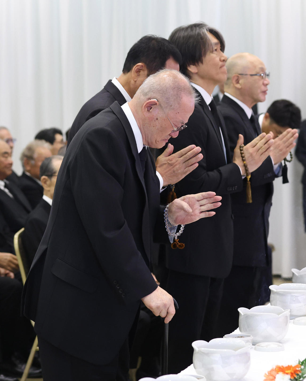 長嶋さんの通夜に参列した張本さん〈手前）ら（読売新聞社提供）