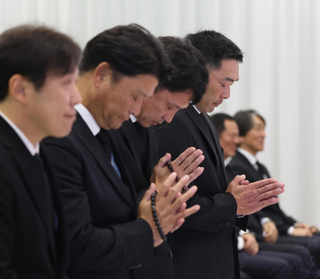 長嶋さんの通夜に参列した右から阿部監督、二岡コーチら（読売新聞社提供）