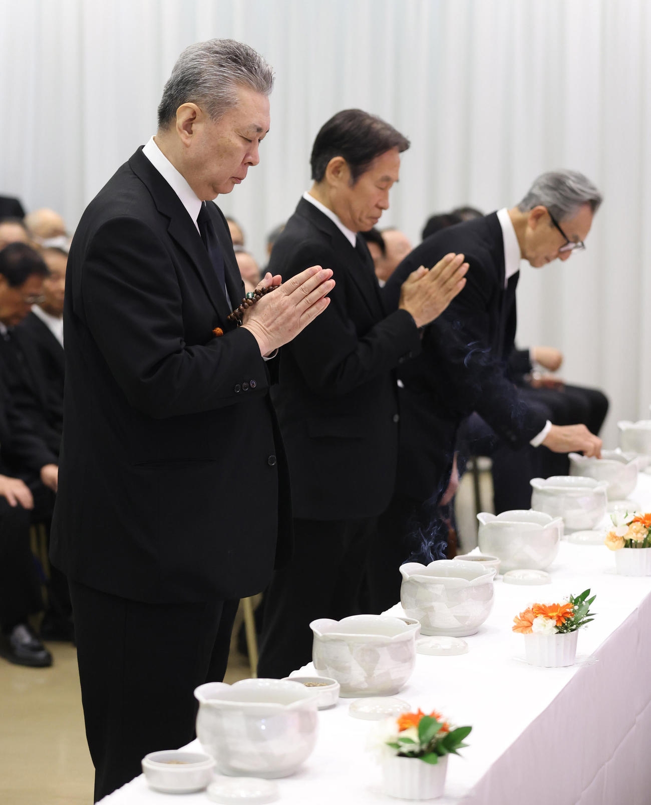長嶋さんの通夜に参列した左から江川さん、鹿取さんら（7日午後6時52分、都内で）（読売新聞社提供）