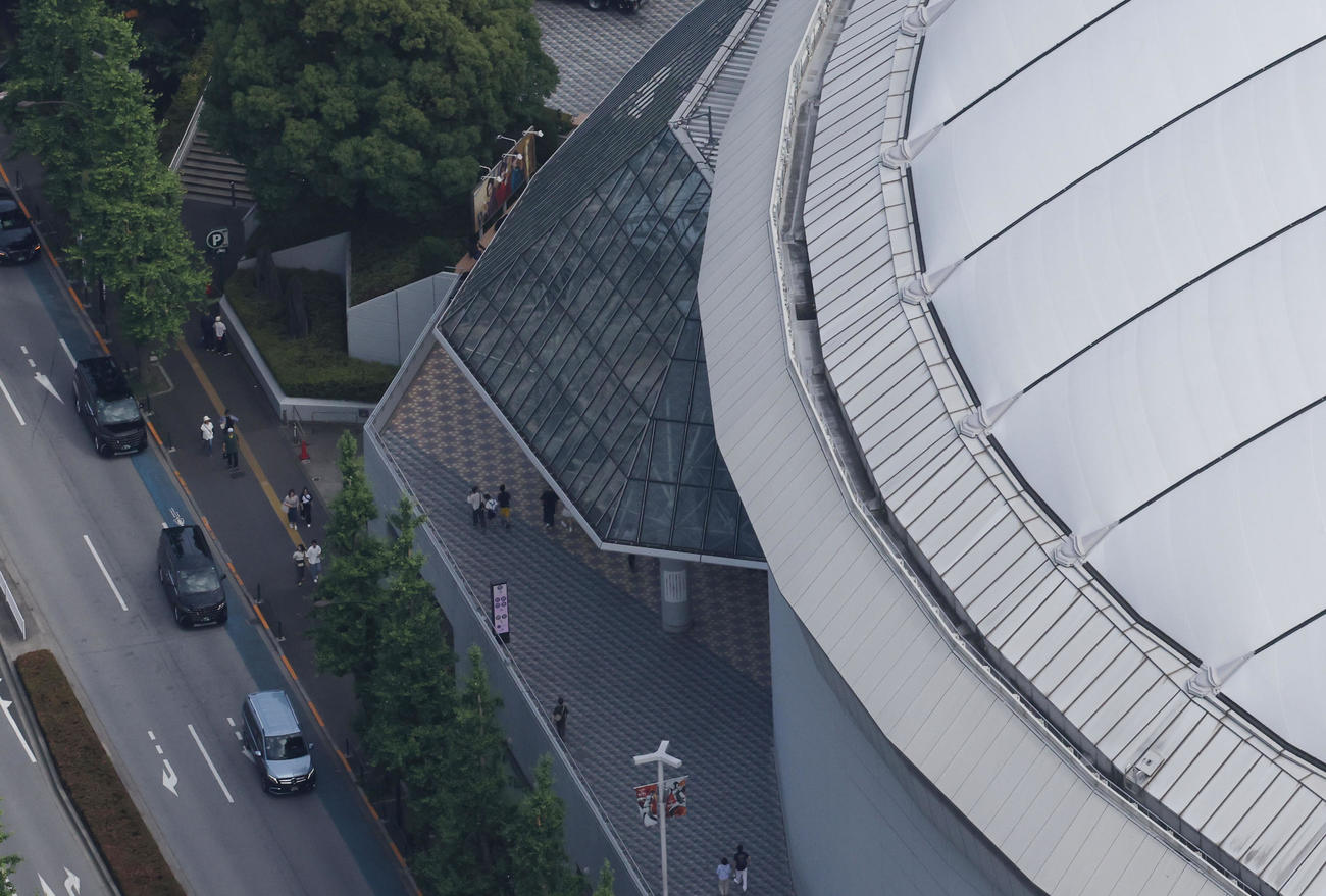 東京ドームの前を通過する長嶋茂雄さんを乗せた車両（一番下）（読売新聞社提供）
