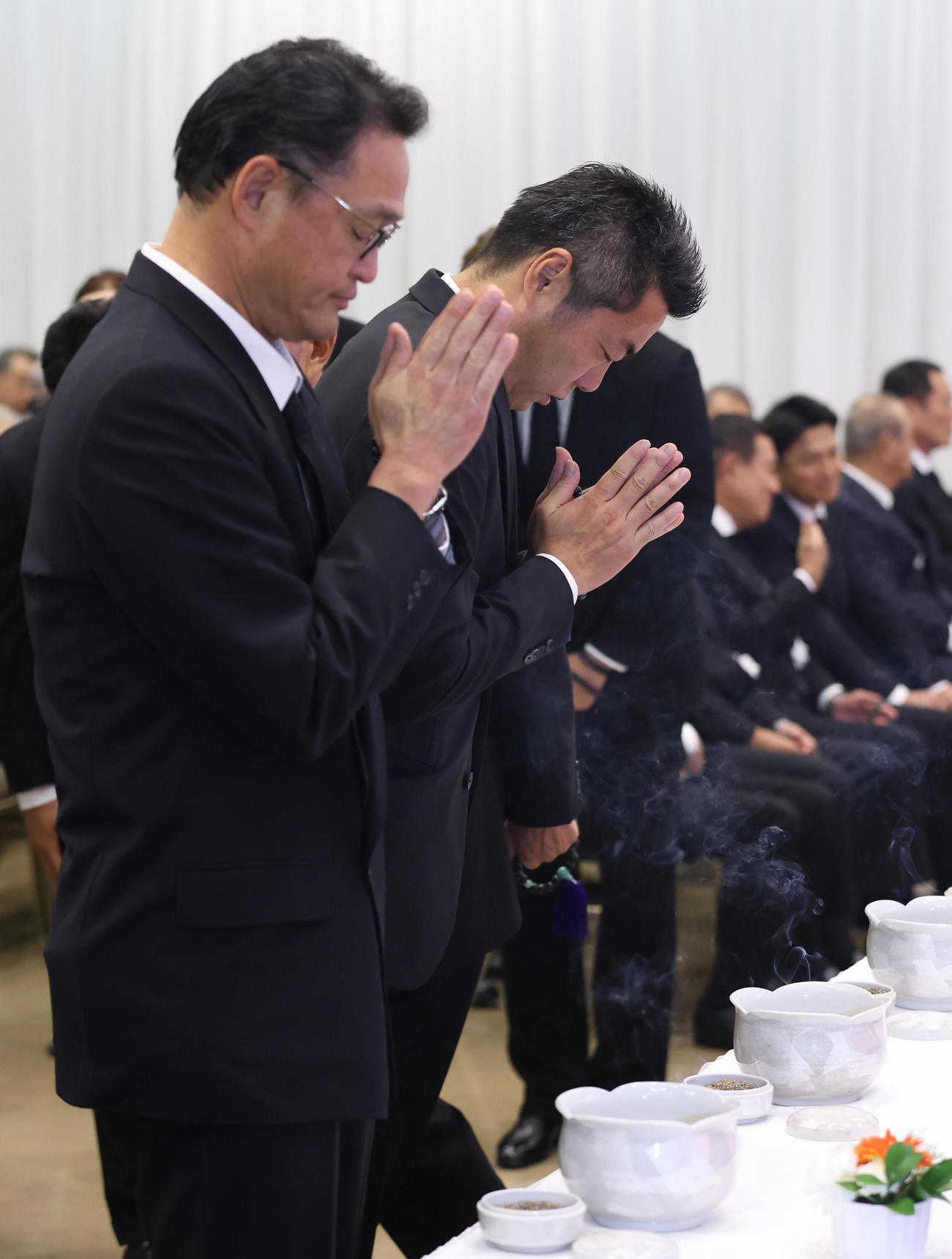 長嶋さんの通夜に参列した上原さん（右）ら（読売新聞社提供）