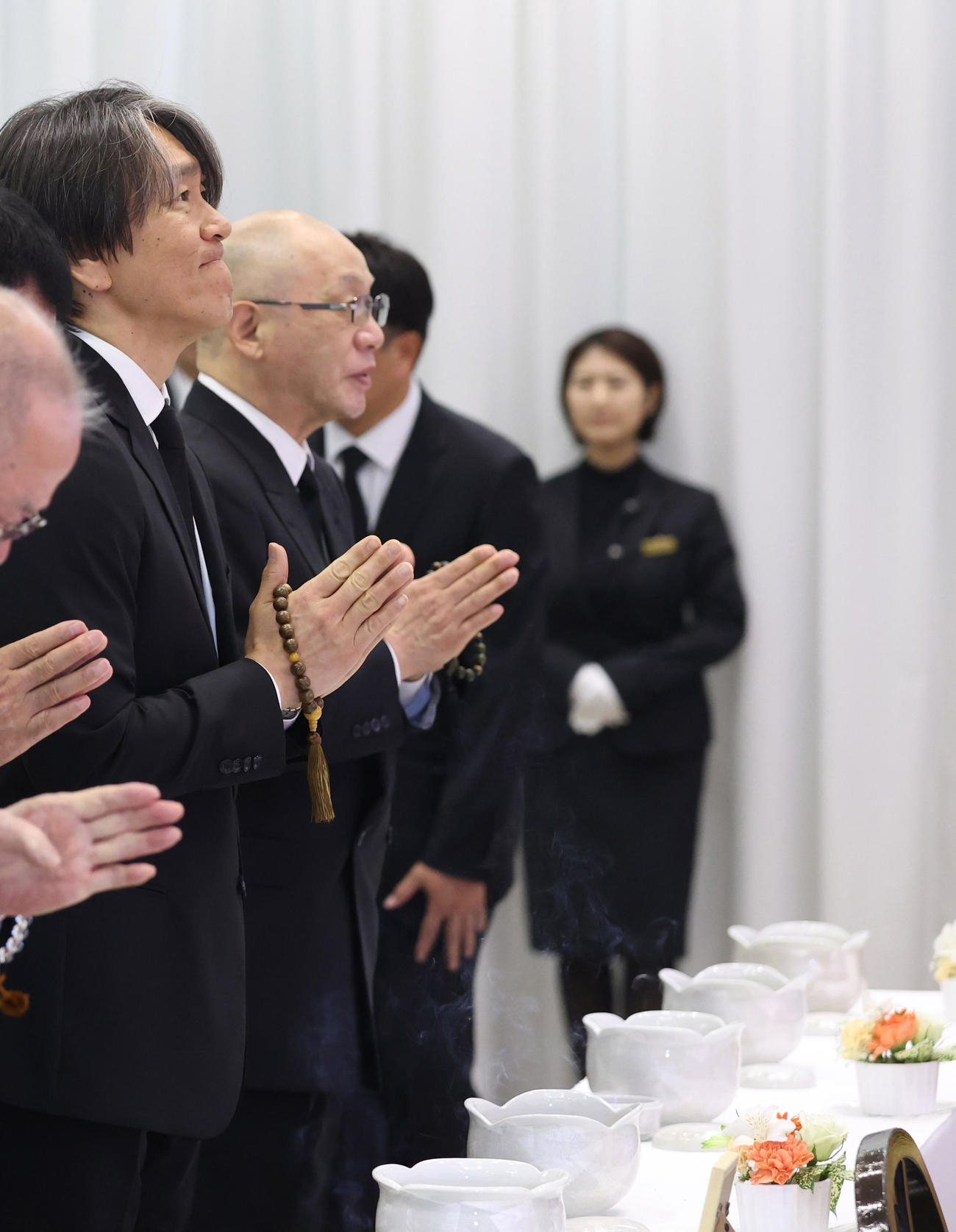 長嶋さんの通夜に参列した松井さん（左）、落合さん（読売新聞社提供）