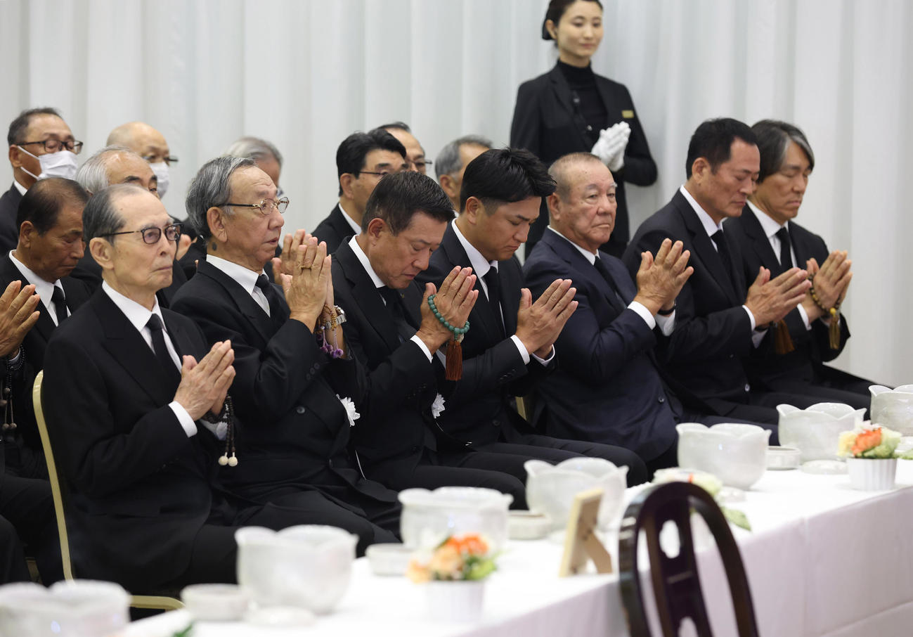 長嶋さんの通夜に参列した手前左から王さん、堀内さん、原さん、高橋さんの巨人歴代監督と柴田さん、中畑さんと松井さん（読売新聞社提供）