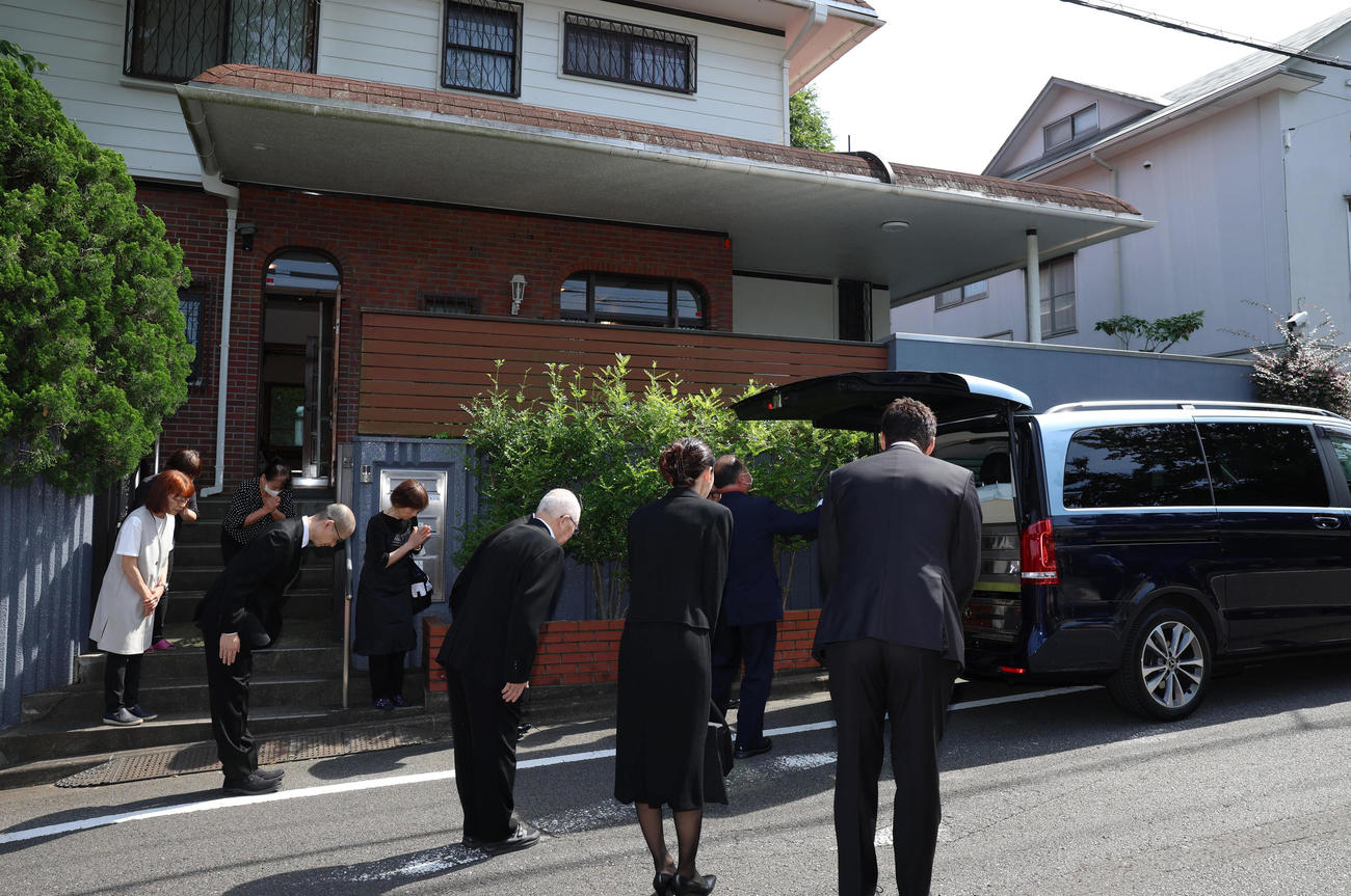 長嶋茂雄さんのご遺体を乗せた車に一礼する親族ら（読売新聞社提供）