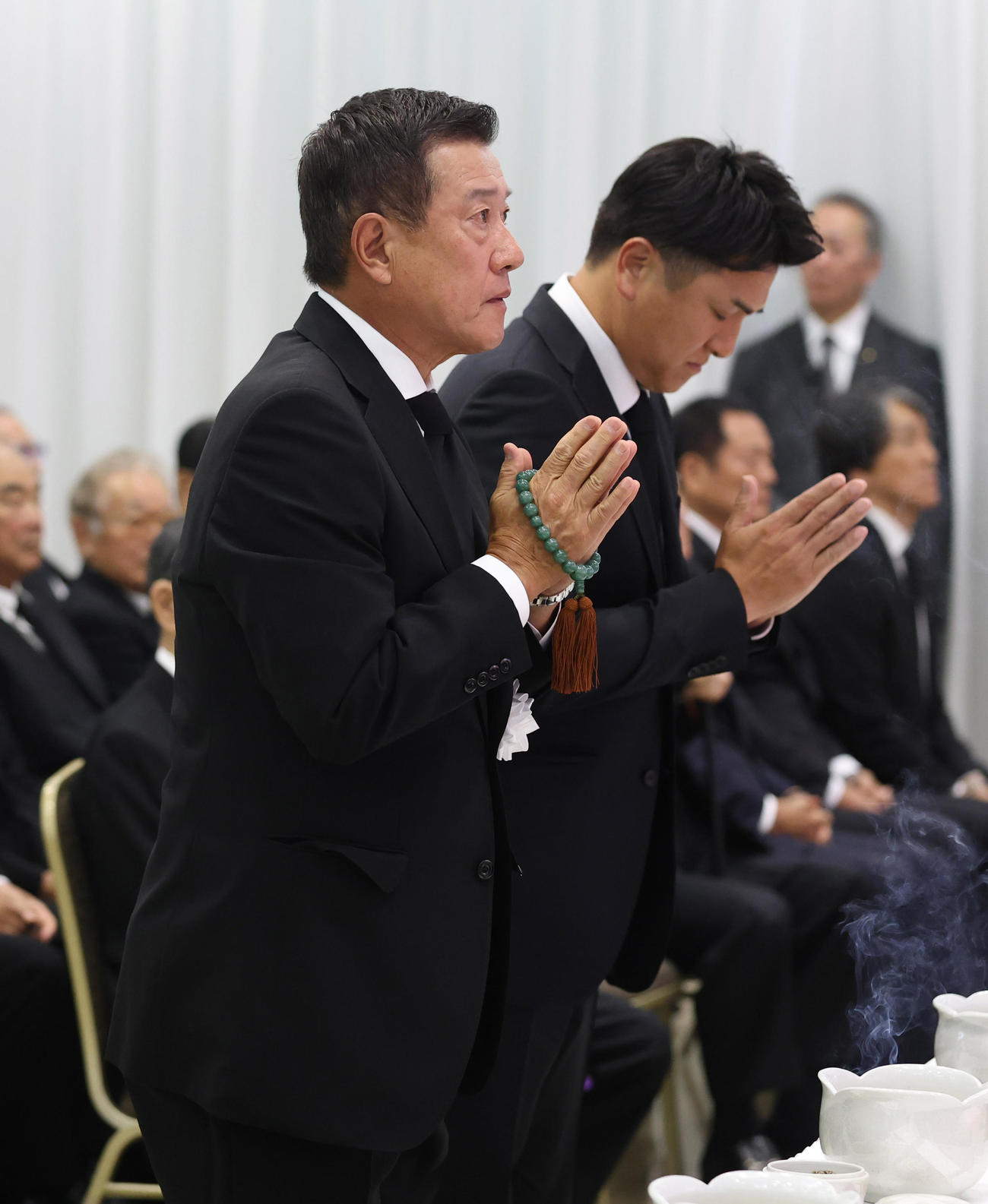 長嶋さんの通夜に参列した原さん（左）と高橋さん（読売新聞社提供）