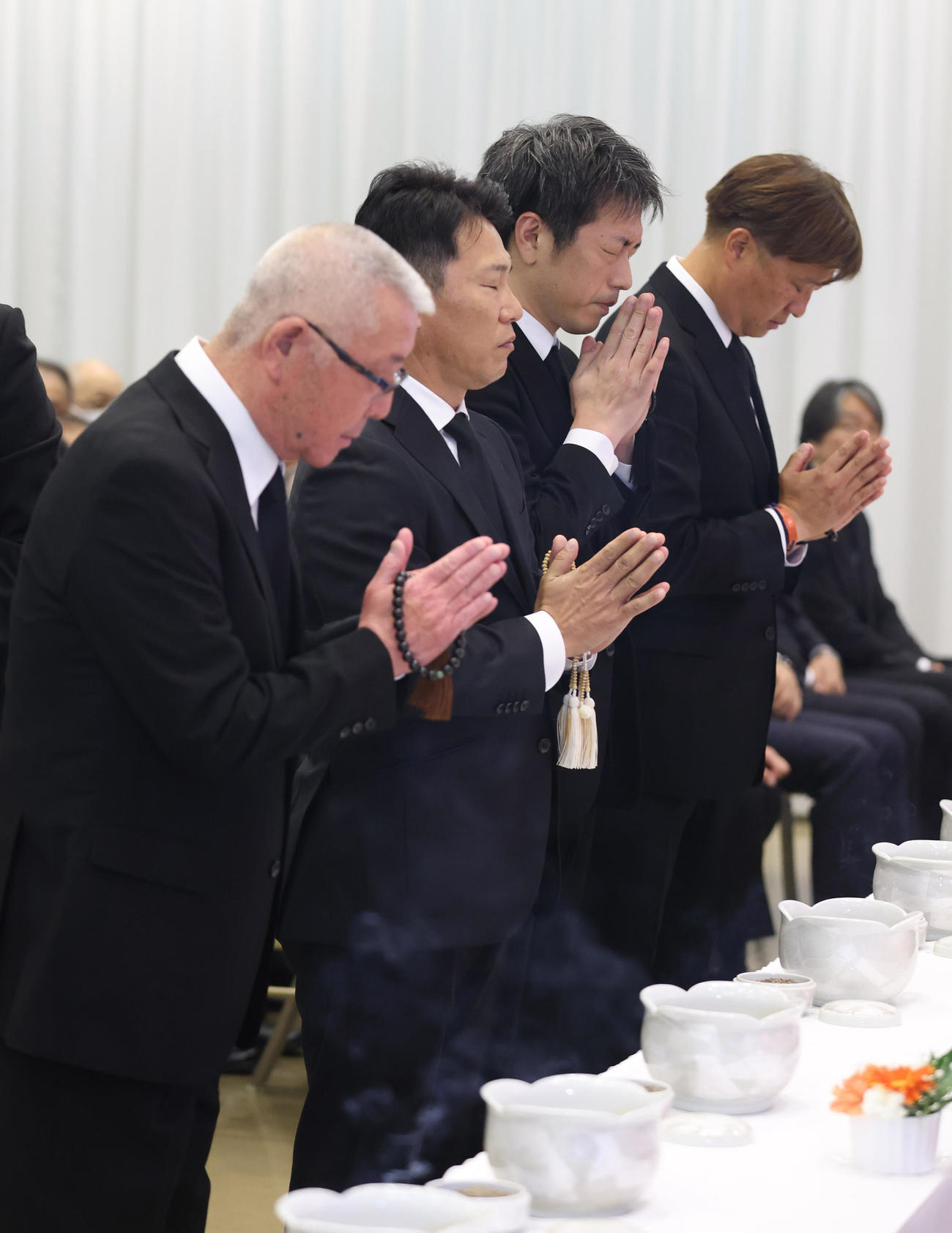 長嶋さんの通夜に参列した井端さん（左から2人目）ら（読売新聞社提供）