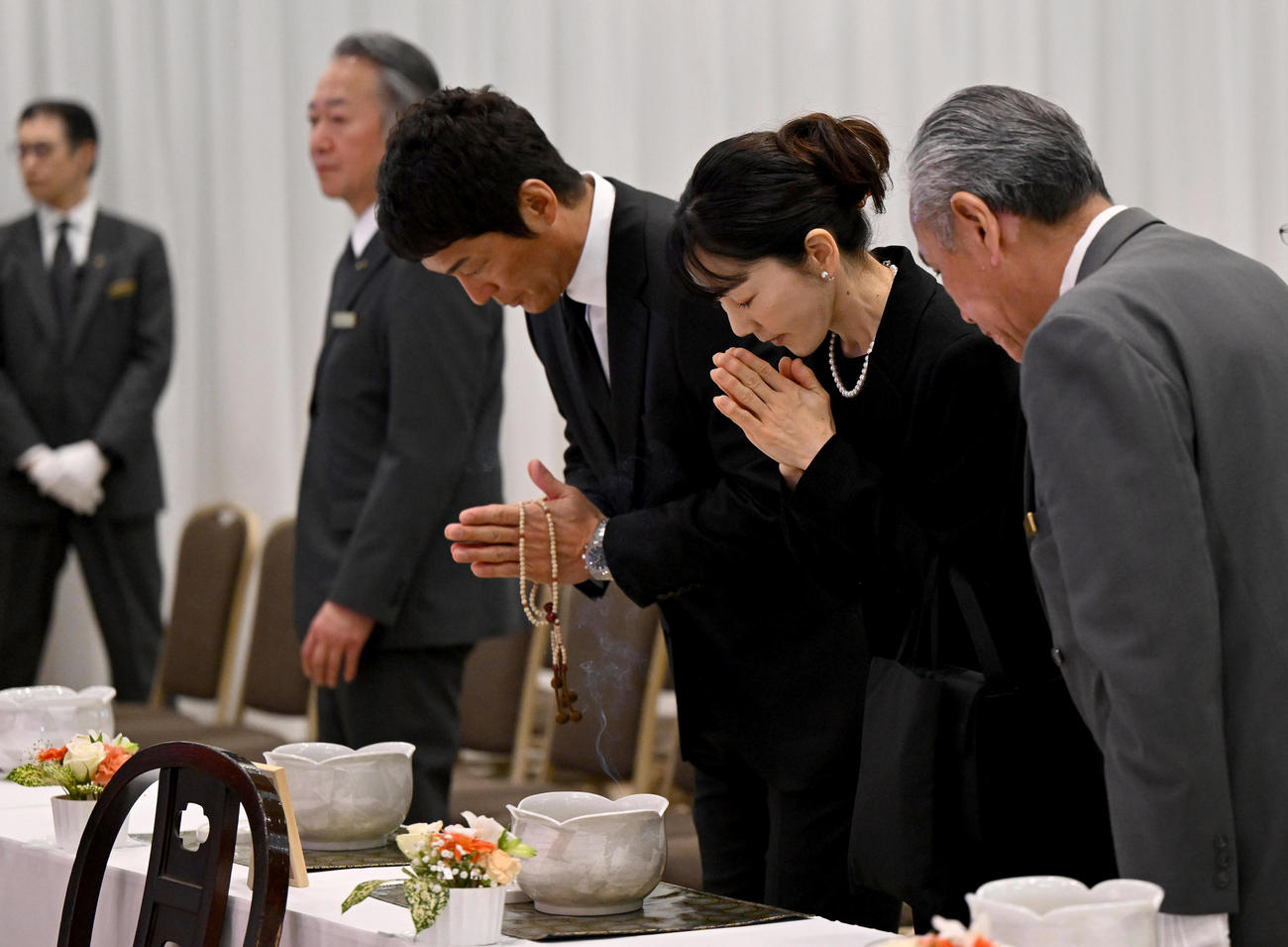 長嶋さんの通夜で祭壇に手を合わせる次女・三奈さん（右から2人目）と長男・一茂さん（同3人目）（読売新聞社提供）