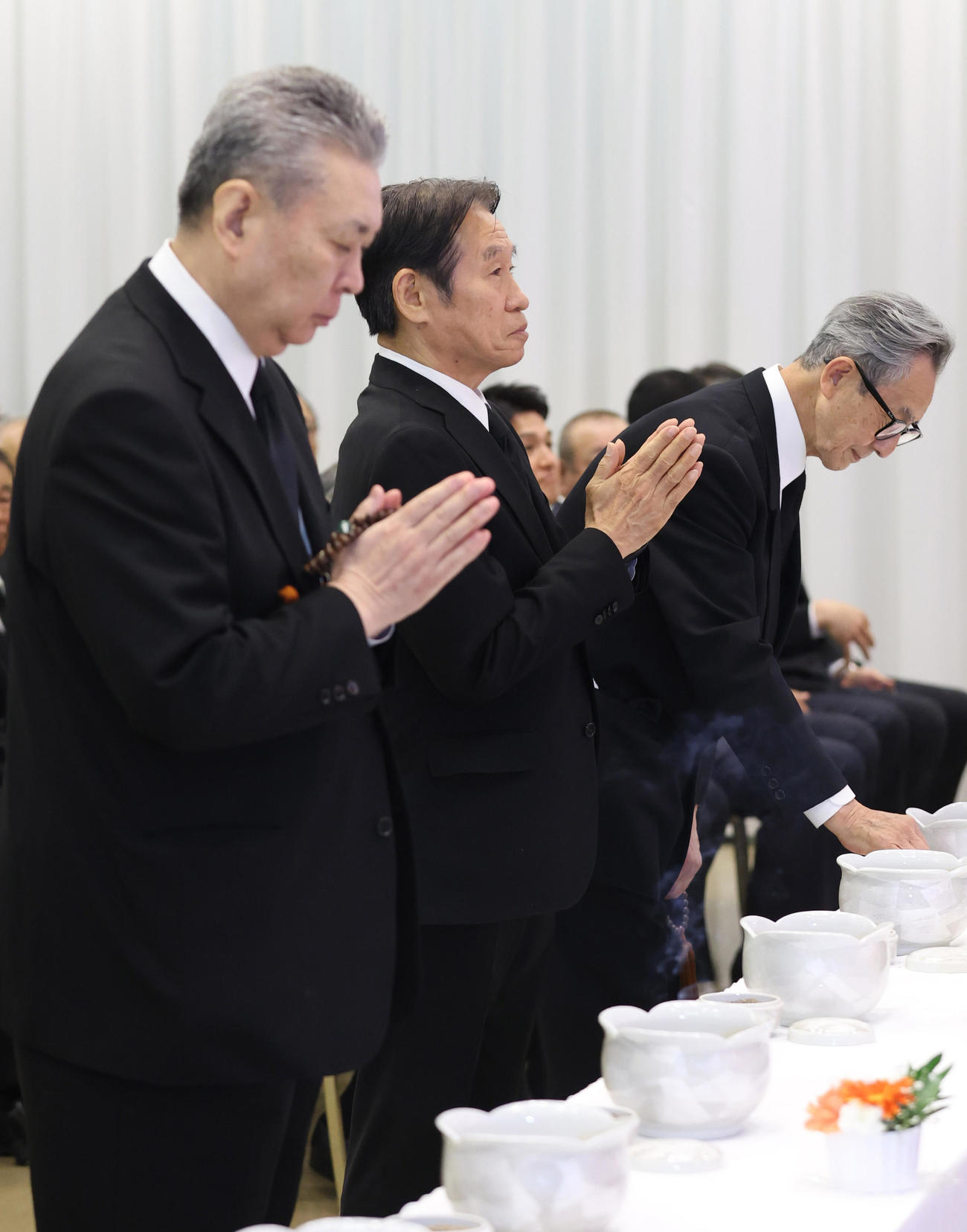長嶋さんの通夜に参列した鹿取さん（中央）、江川さん（左）ら（読売新聞社提供）