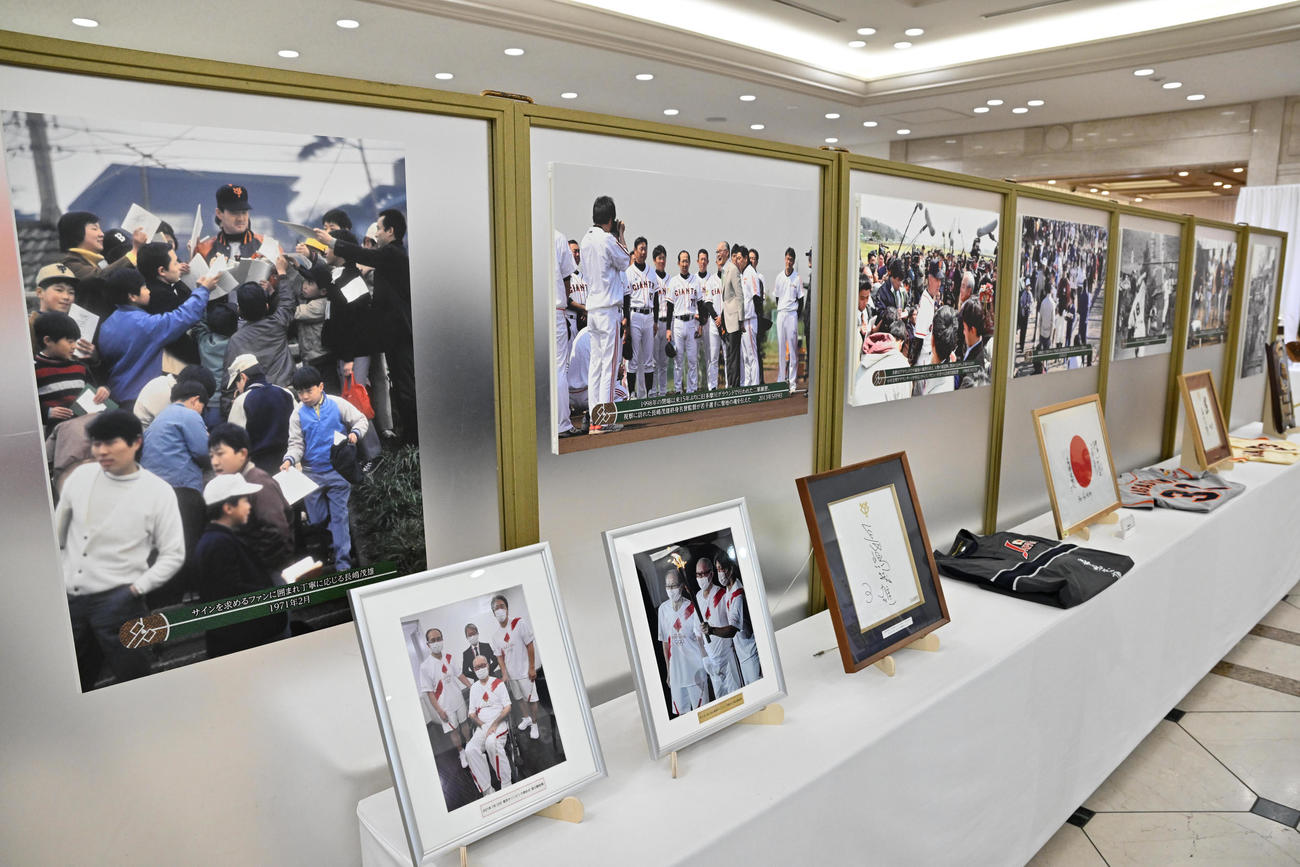 長嶋さんの通夜・告別式の会場に展示された写真やゆかりの品（読売新聞社提供）