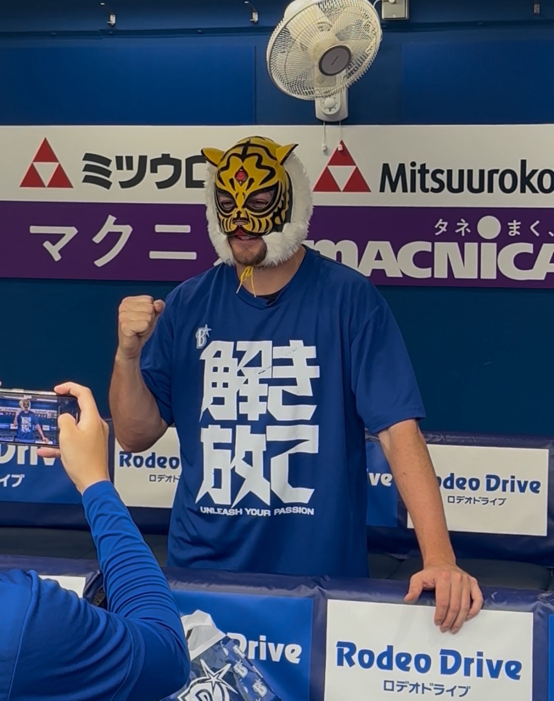 ハマスタに来場した新日本プロレスのタイガーマスクにマスクを借りてかぶるDeNAバウアー（撮影・小早川宗一郎）
