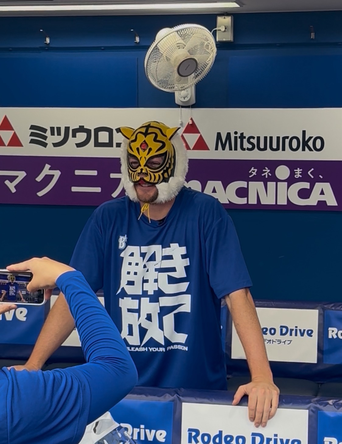 ハマスタに来場した新日本プロレスのタイガーマスクにマスクを借りてかぶるDeNAバウアー（撮影・小早川宗一郎）