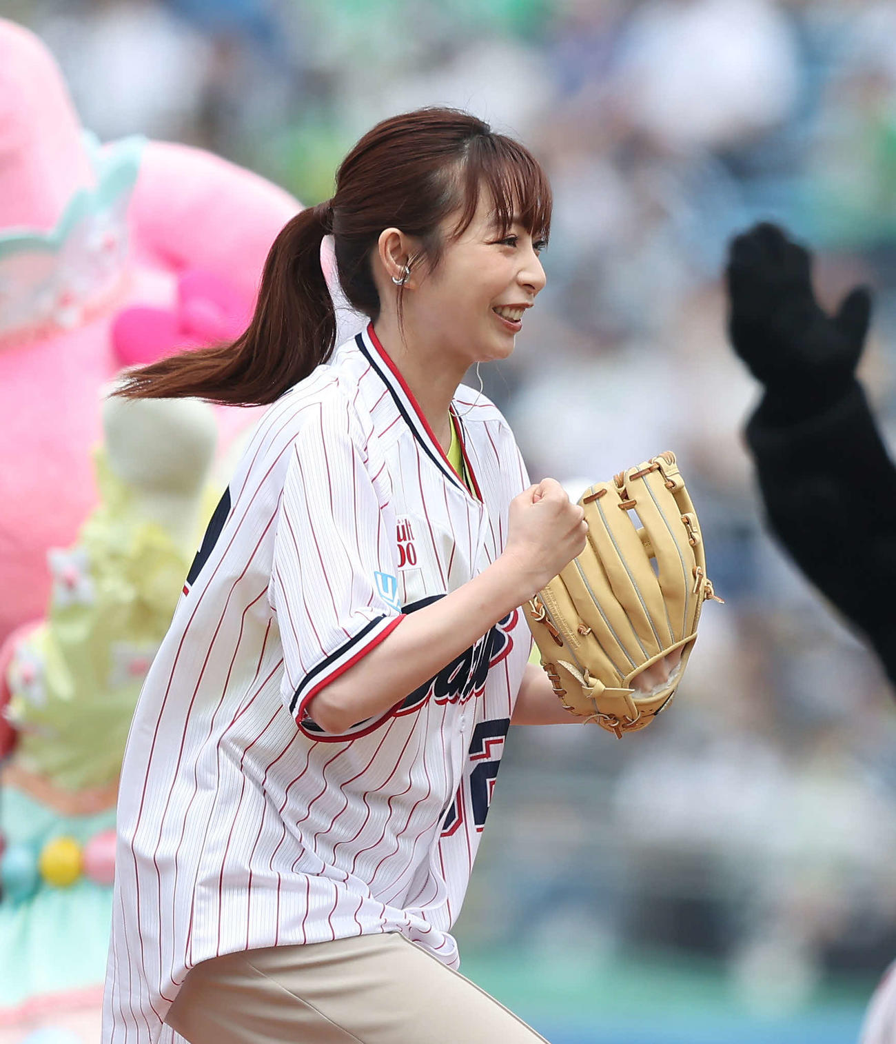ヤクルト対ソフトバンク　試合前、ファーストピッチセレモニーを務める宇垣美里（撮影・河田真司）