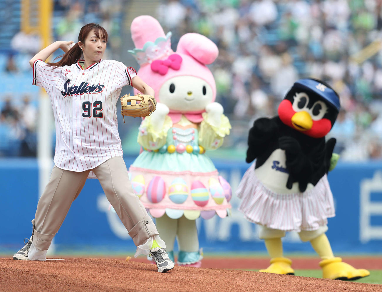 ヤクルト対ソフトバンク　試合前、ファーストピッチセレモニーを務める宇垣美里。後方左からマイメロディ、つばみ（撮影・河田真司）