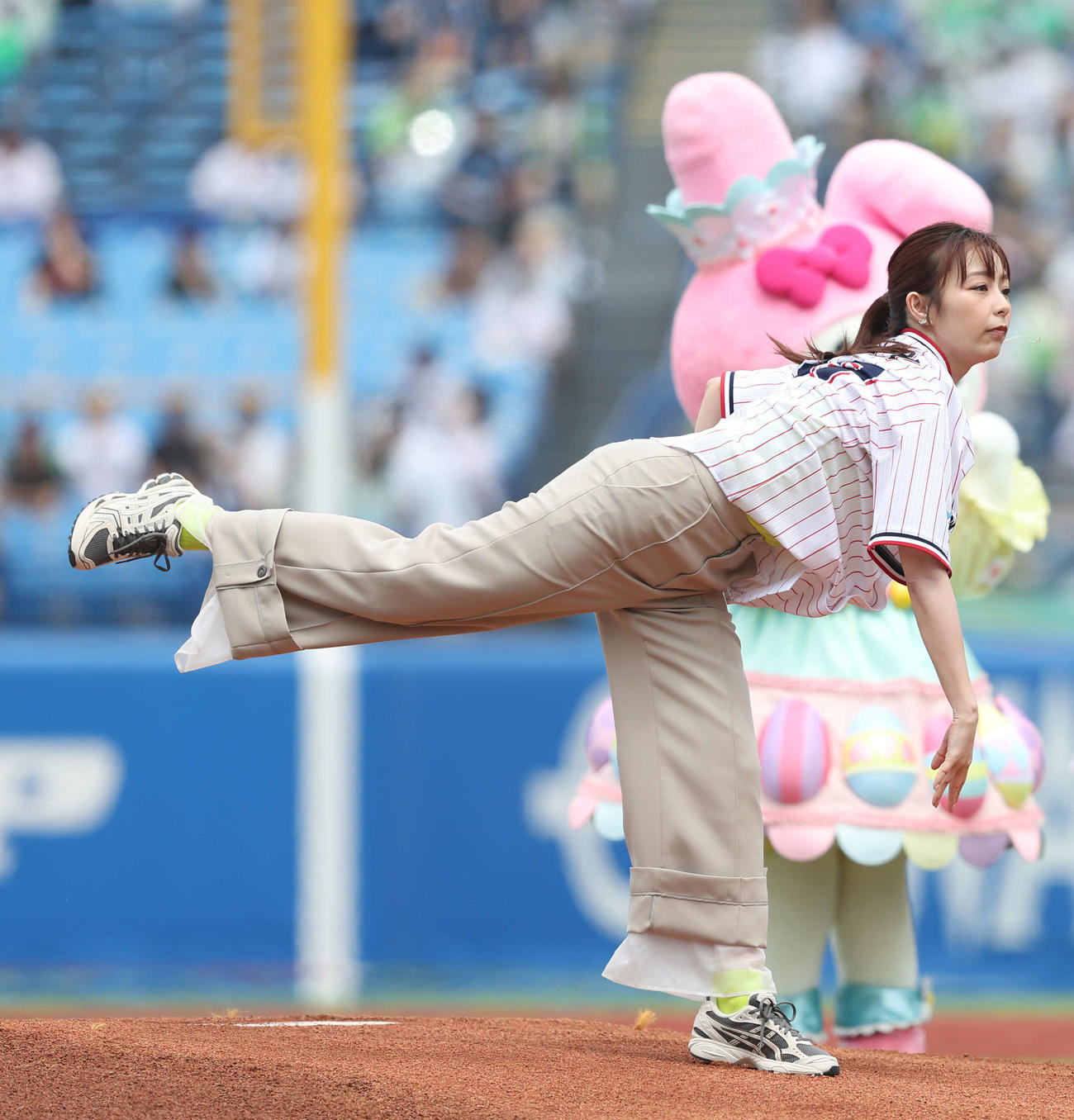 ヤクルト対ソフトバンク　試合前、ファーストピッチセレモニーを務める宇垣美里。後方はマイメロディ（撮影・河田真司）