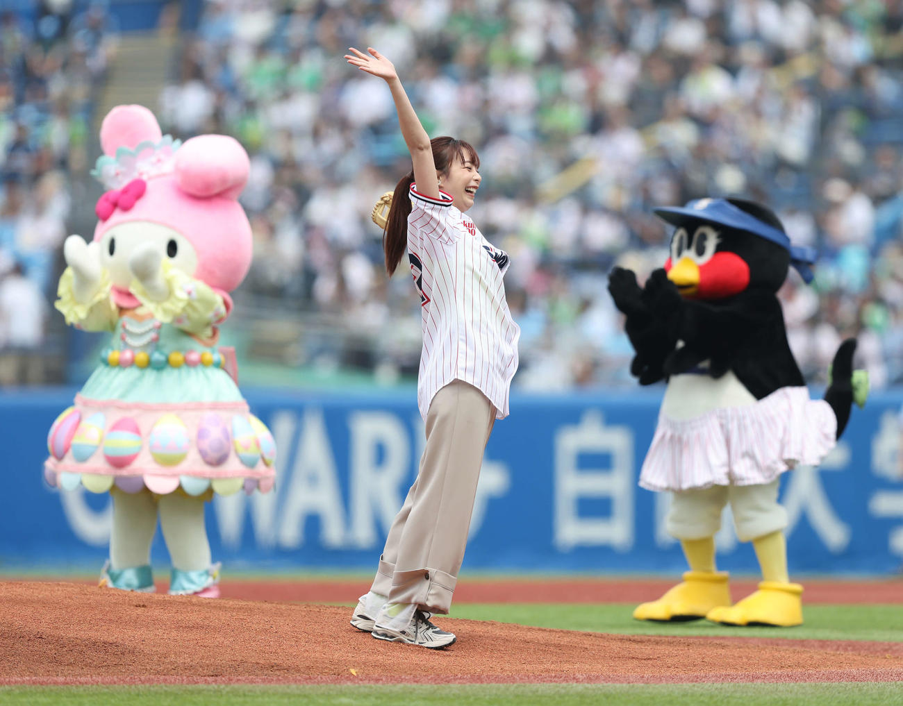 ヤクルト対ソフトバンク　試合前、ファーストピッチセレモニーを務める宇垣美里。後方左からマイメロディ、つばみ（撮影・河田真司）