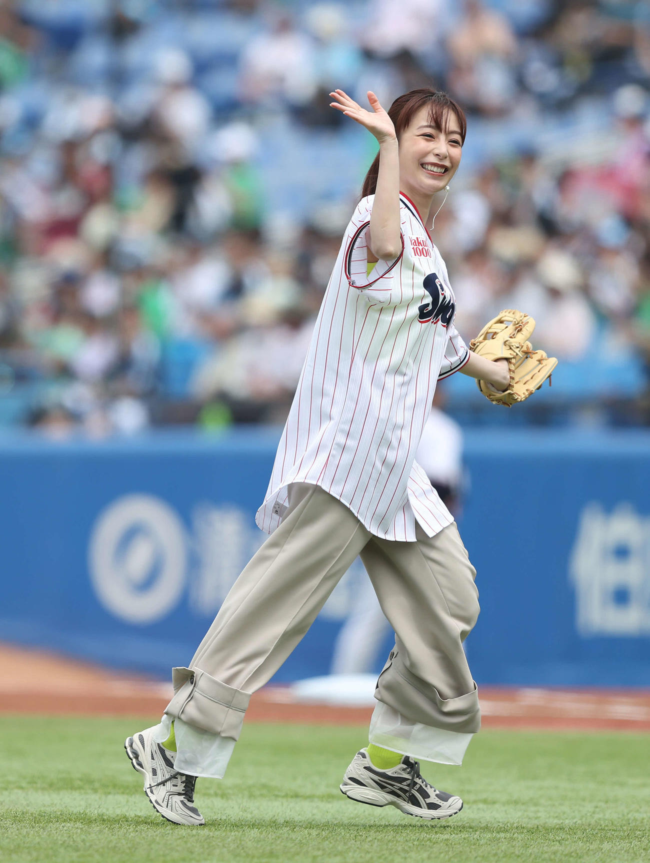 ヤクルト対ソフトバンク　試合前、ファーストピッチセレモニーを務めた宇垣美里（撮影・河田真司）