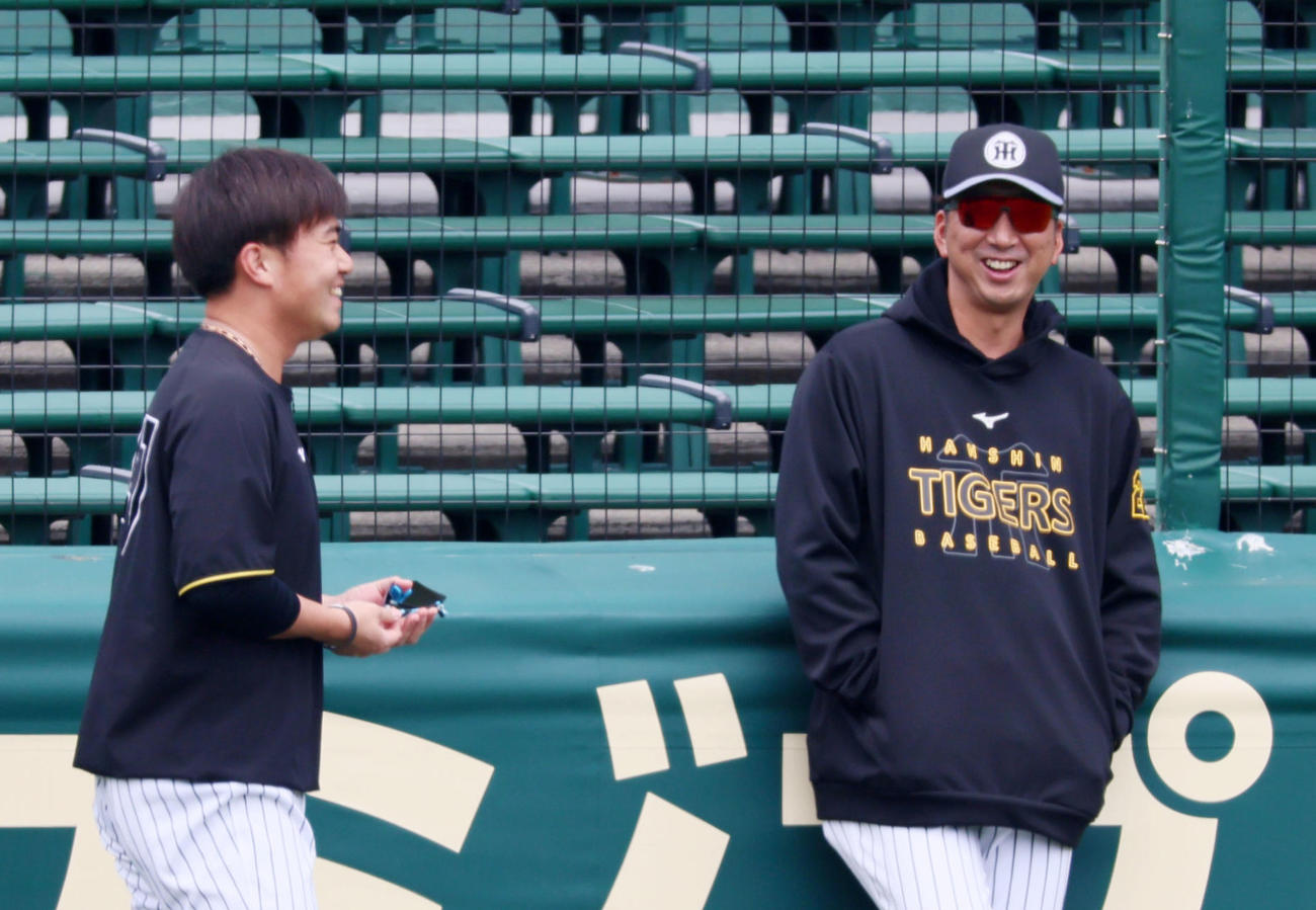 阪神対オリックス　練習中の桐敷(左）と2人で話す藤川監督（撮影・加藤哉）