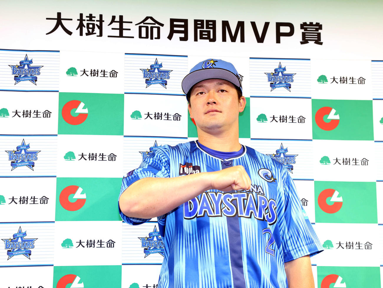 月間MVP賞を受賞し、デスターシャのポーズをとるDeNA牧（撮影・浅見桂子）