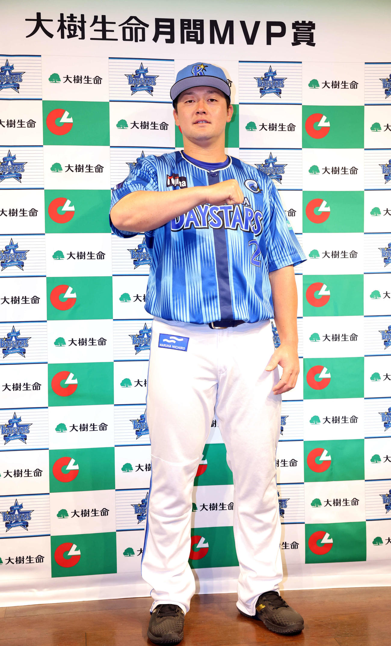 月間MVP賞を受賞し、デスターシャのポーズをとるDeNA牧（撮影・浅見桂子）