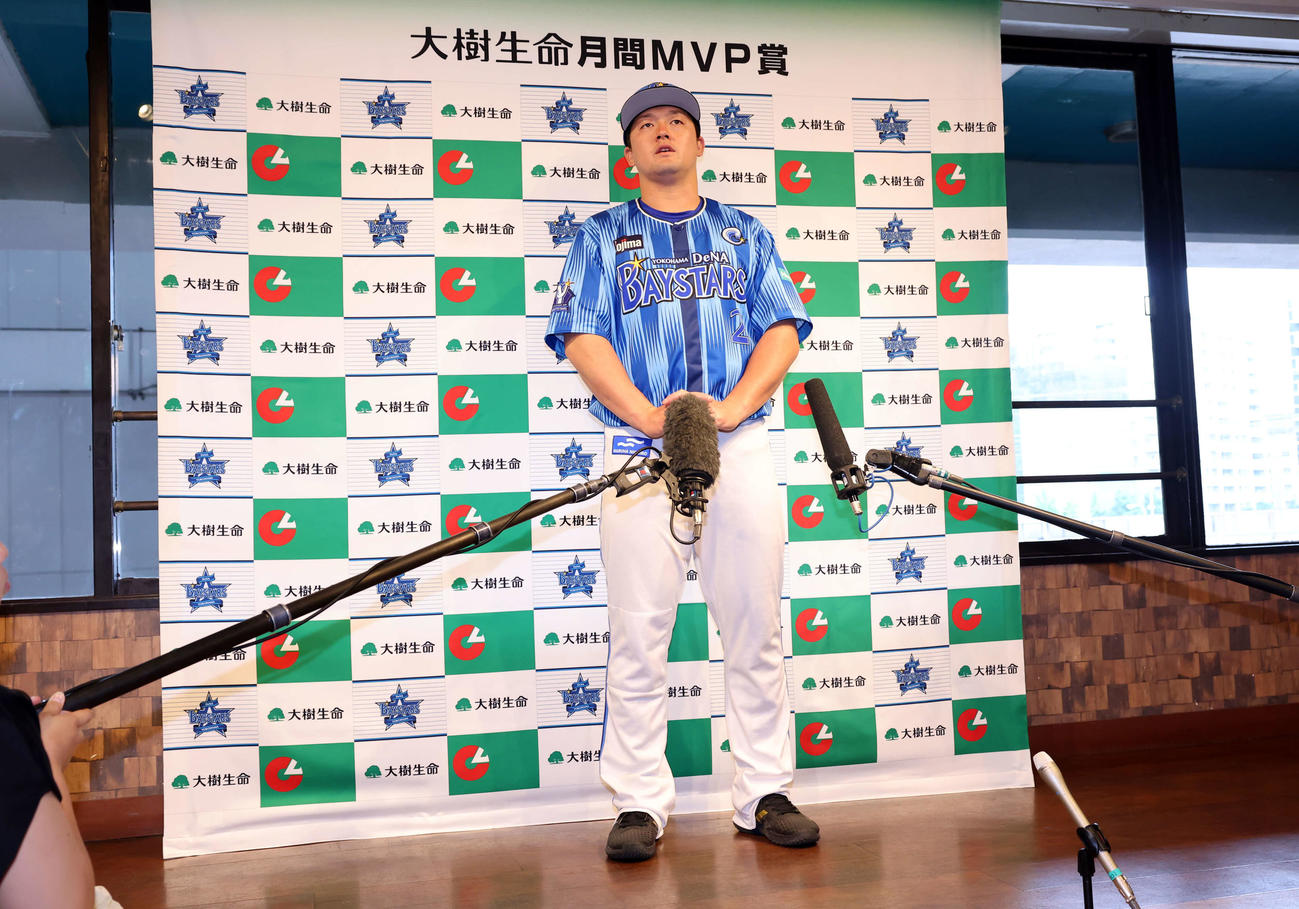 月間MVP賞を受賞し、報道陣の質問に答えるDeNA牧（撮影・浅見桂子）