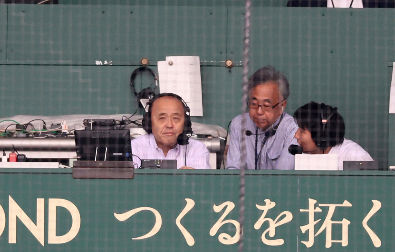 ラジオ解説を行う岡田オーナー付顧問（撮影・加藤哉）