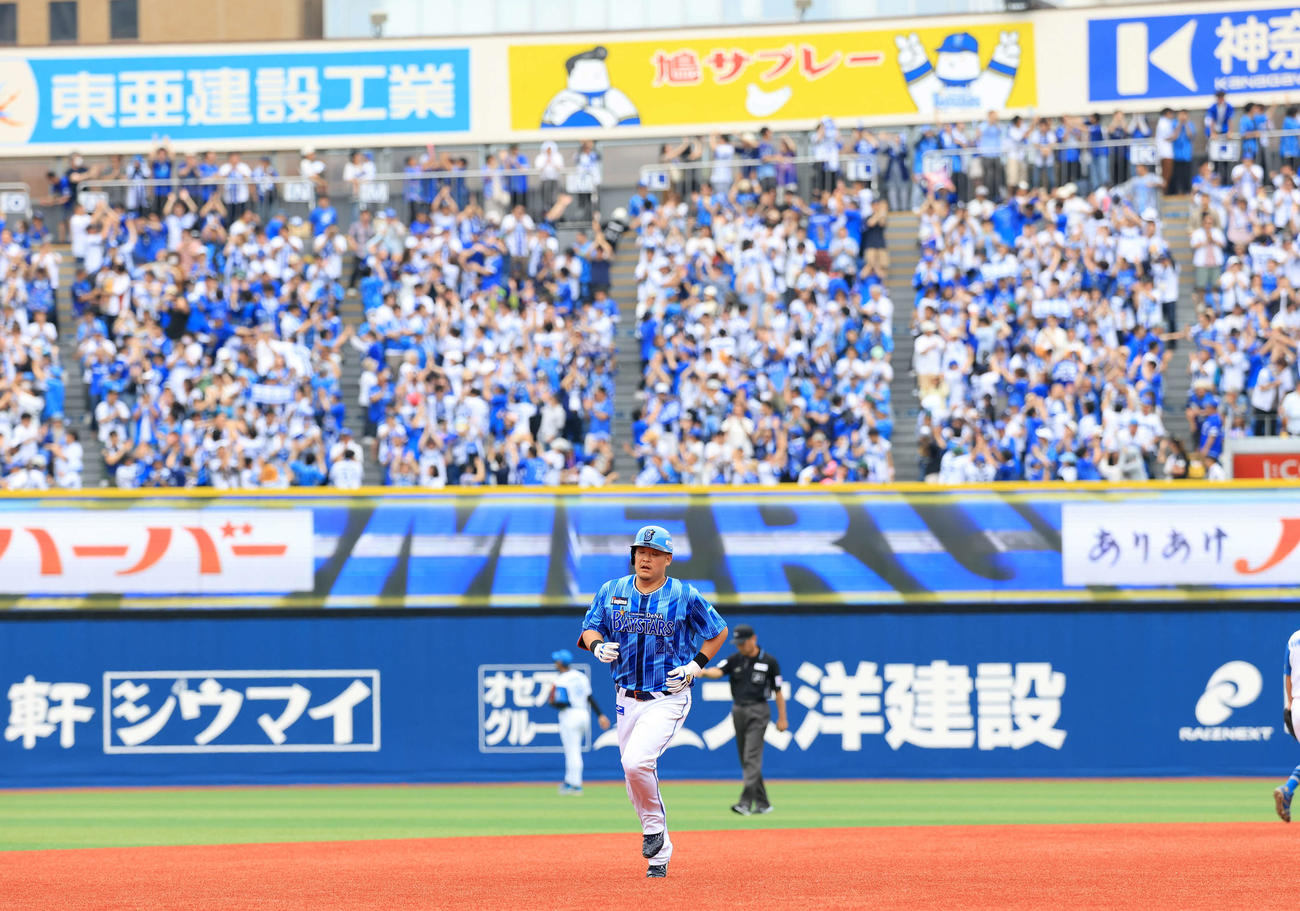 DeNA対日本ハム　2回裏DeNA無死、筒香は中越えソロ本塁打を放ちダイヤモンドを回る（撮影・浅見桂子）