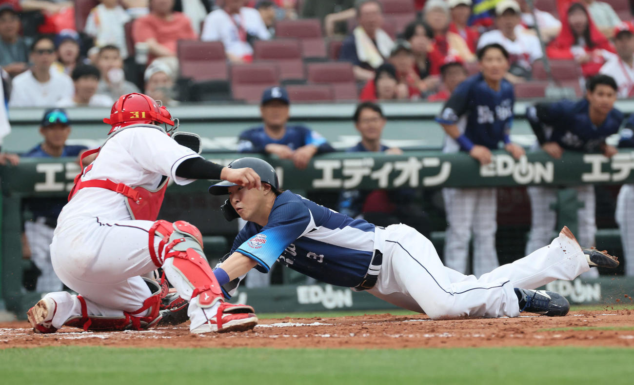 広島対西武　4回表西武2死一塁、古賀悠の左安打で山村が本塁を狙うがアウト。捕手は坂倉（撮影・加藤孝規）