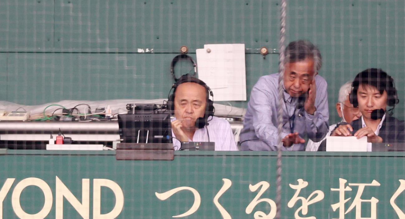 阪神対オリックス　ラジオ解説を行う岡田オーナー付顧問（撮影・加藤哉）