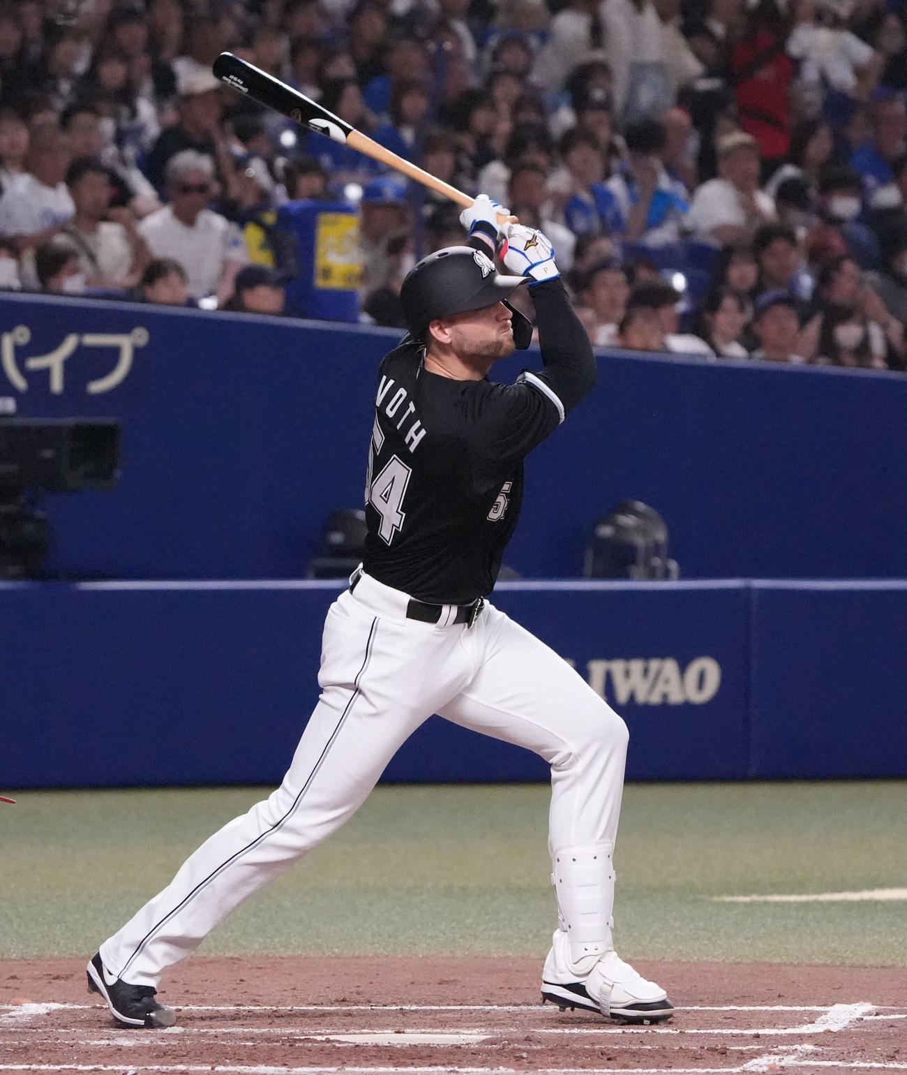 中日対ロッテ　5回表ロッテ1死一塁、右前打を放つボス（撮影・森本幸一）