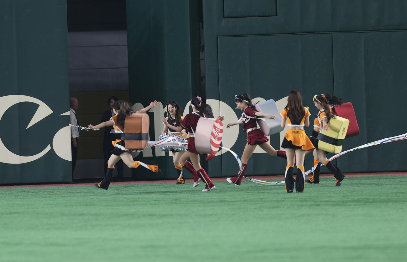 巨人対楽天　すしレースは穴子の勝利（撮影・水谷安孝）