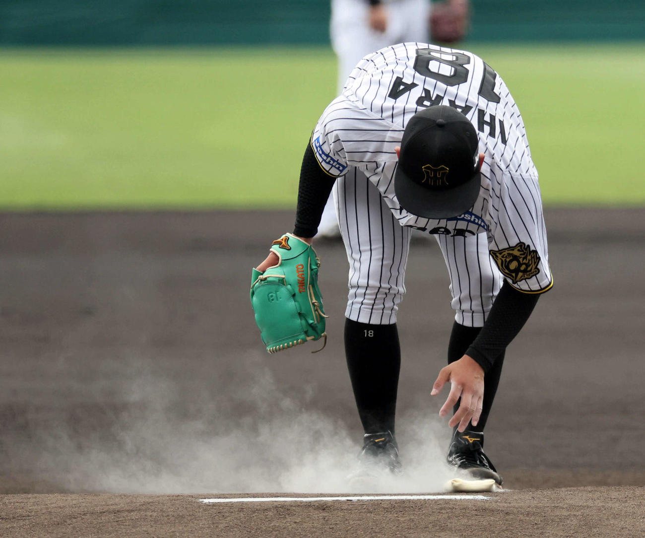 阪神対オリックス　阪神先発の伊原はロジンの煙を出す（撮影・宮崎幸一）