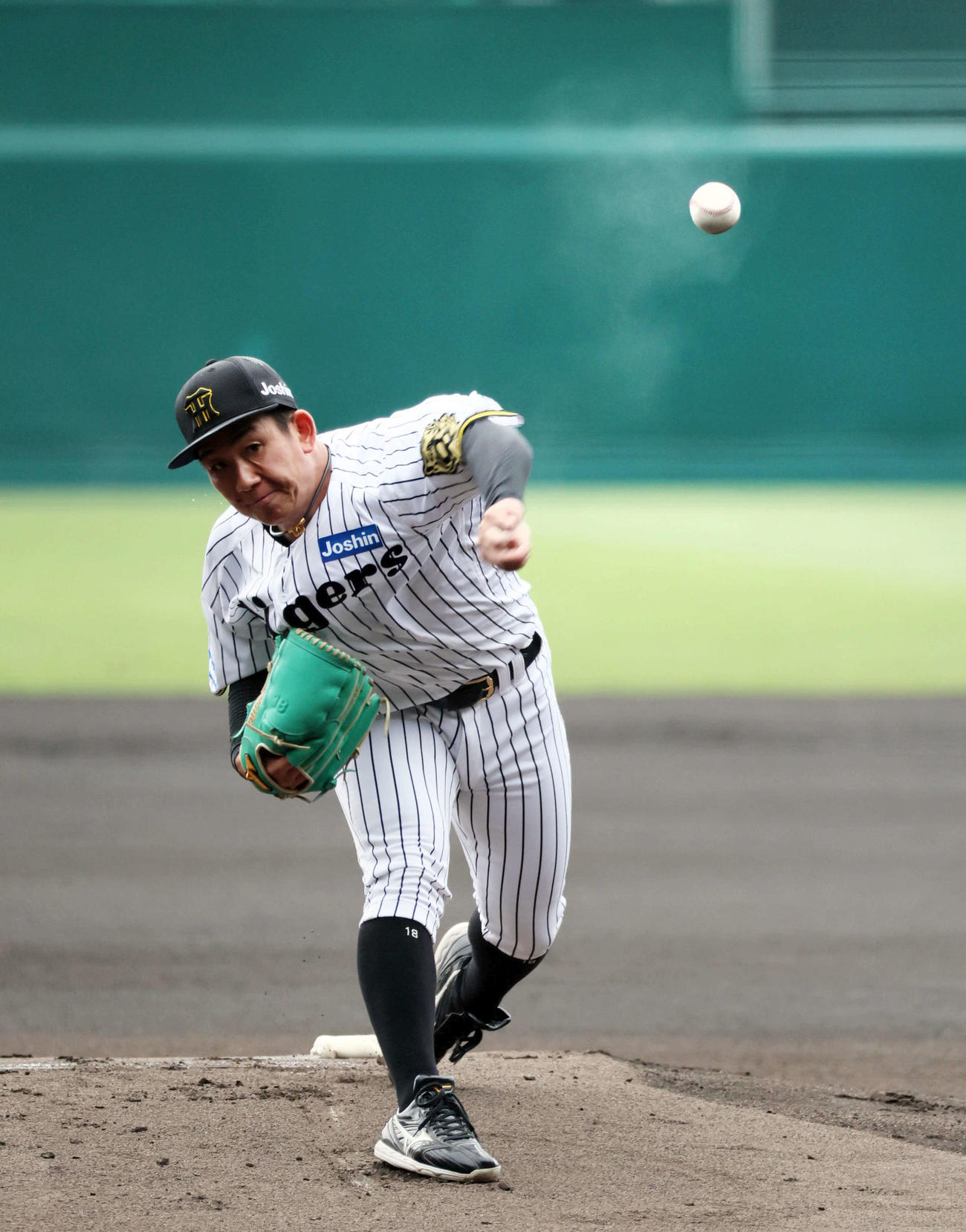 阪神対オリックス　阪神先発の伊原（撮影・宮崎幸一）