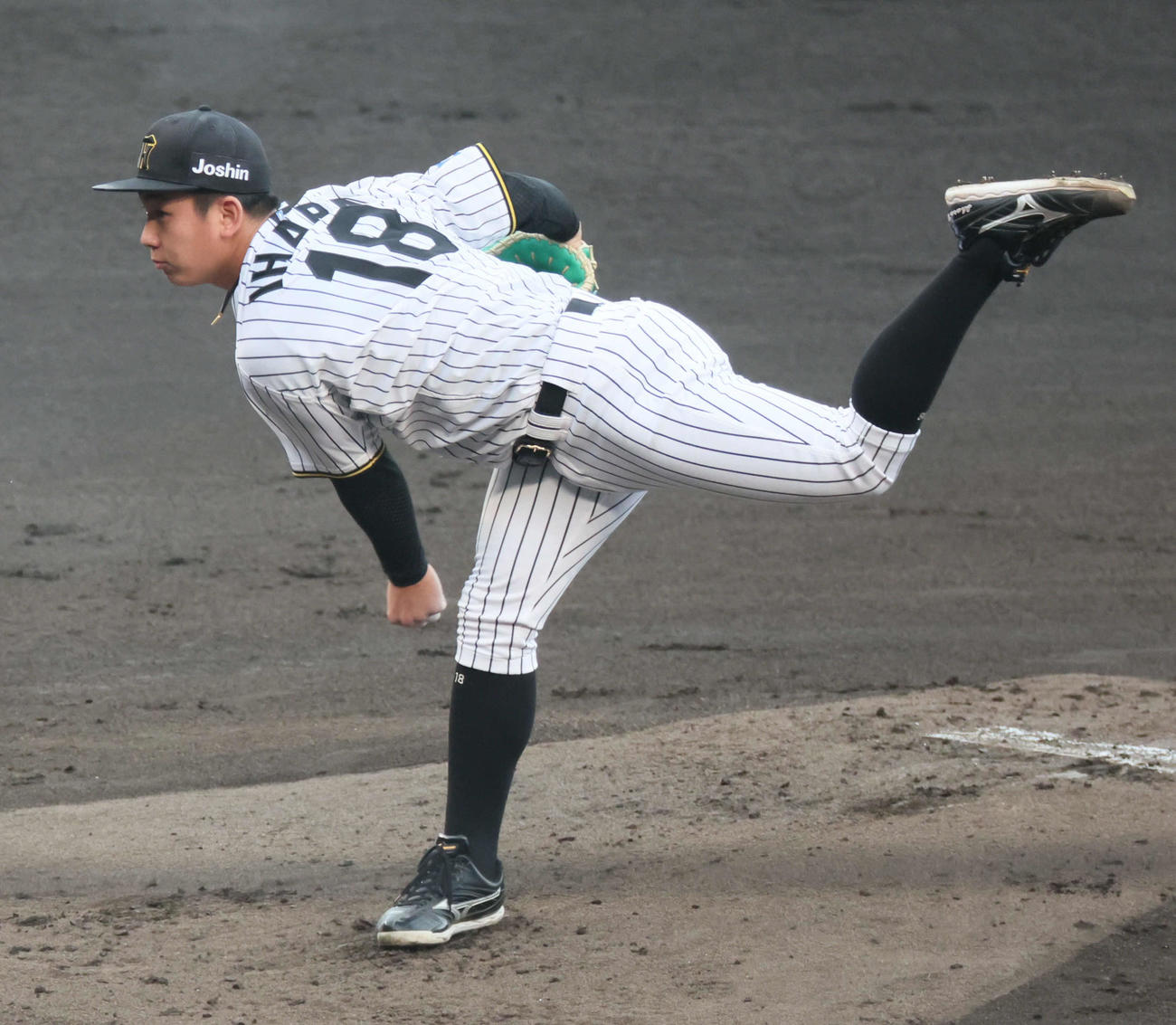 阪神対オリックス　阪神先発の伊原（撮影・宮崎幸一）