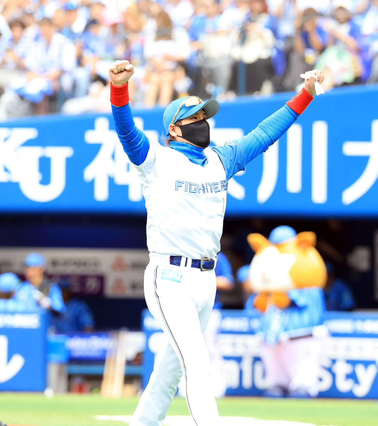 DeNA対日本ハム　試合前のメンバー確認後、スタンドにガッツポーズする日本ハム新庄監督（撮影・浅見桂子）