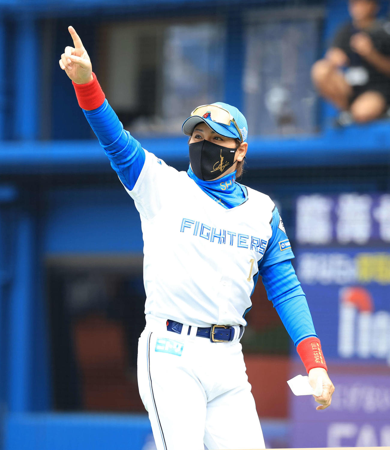 DeNA対日本ハム　試合前のメンバー確認後、スタンドを指さす日本ハム新庄監督（撮影・浅見桂子）