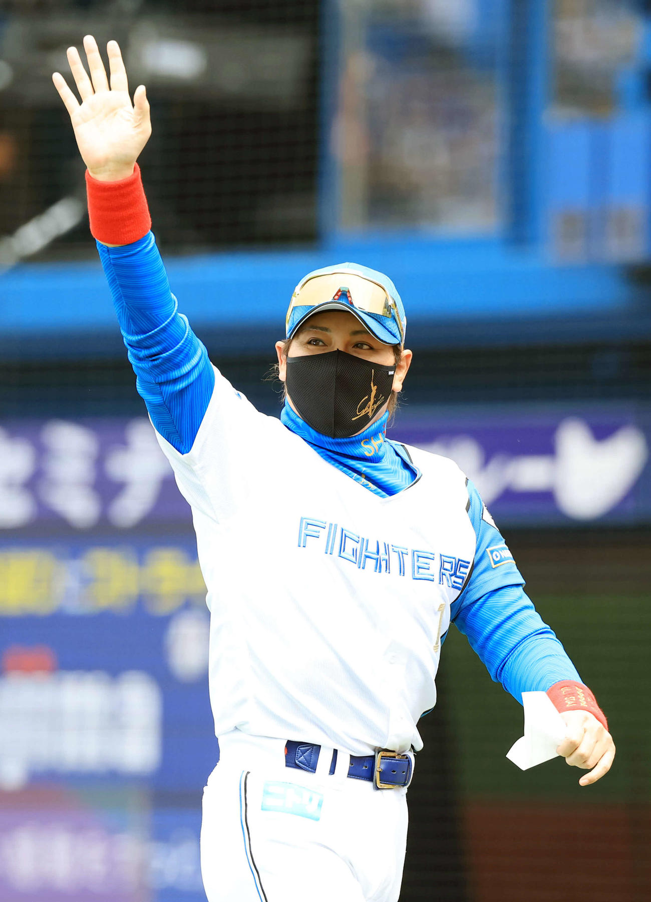 DeNA対日本ハム　試合前のメンバー確認後、スタンドに手を振る日本ハム新庄監督（撮影・浅見桂子）